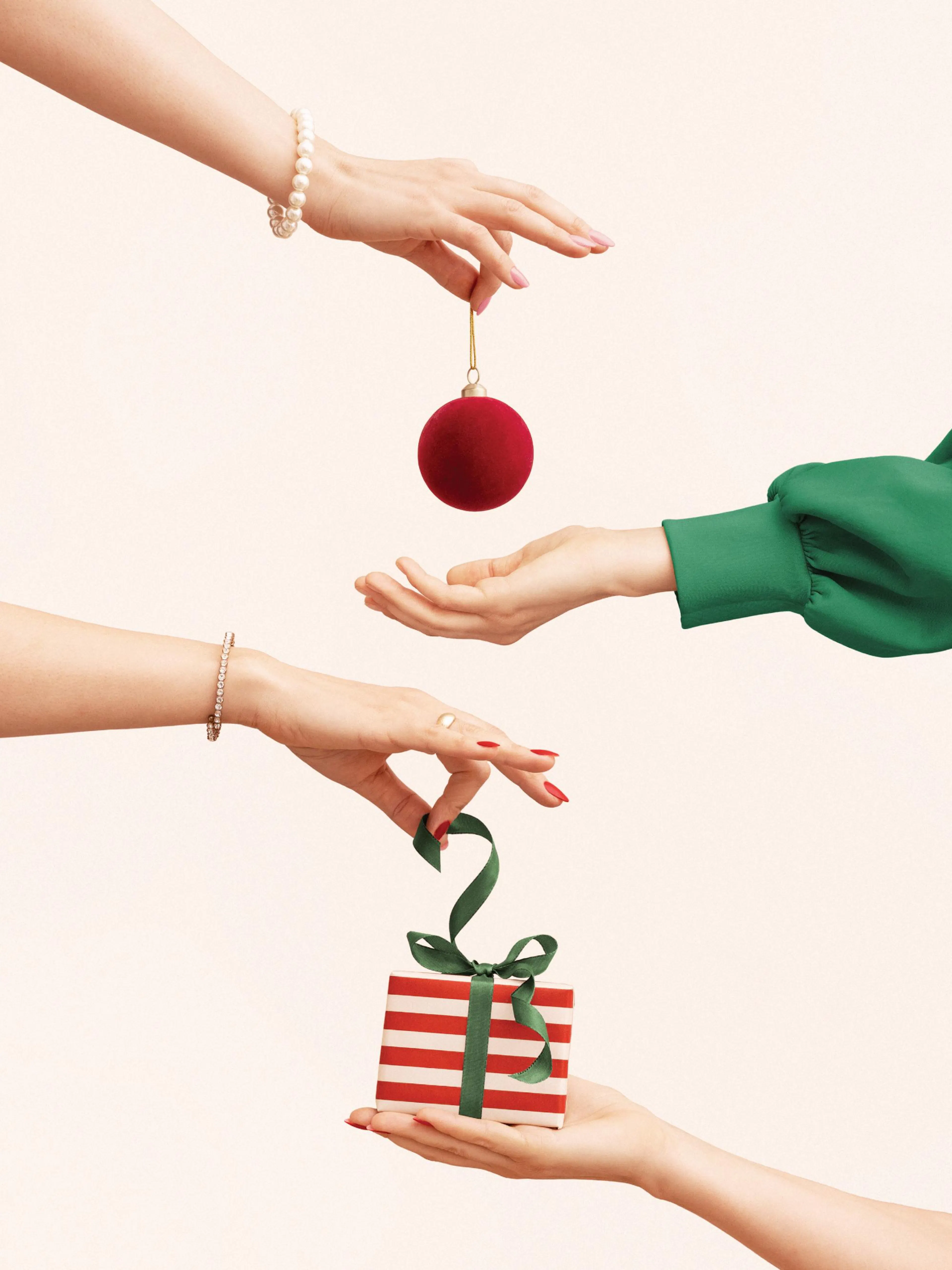 Affiche de Noël avec des mains échangeant une boule rouge et un cadeau rayé sur fond beige clair