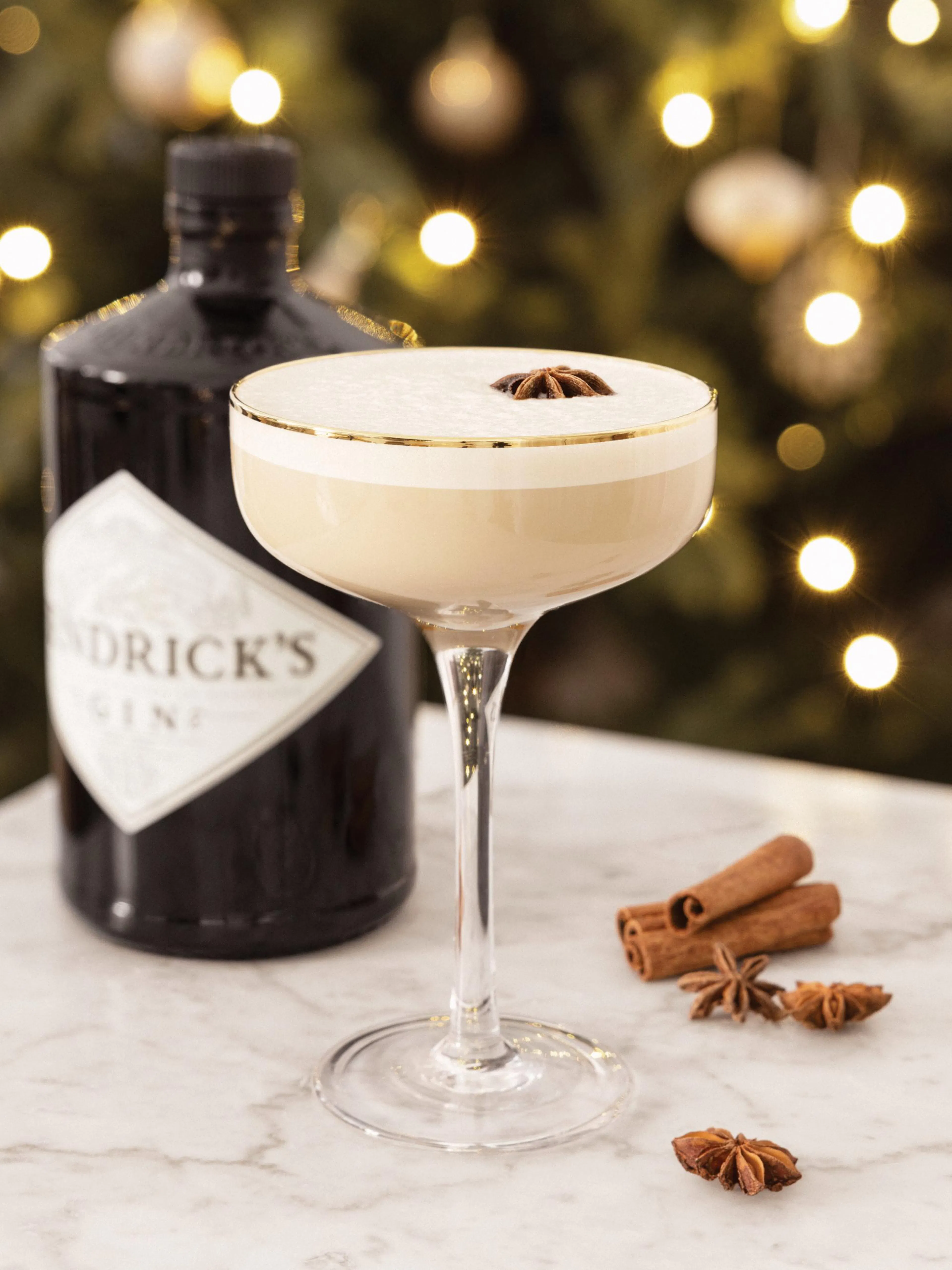Affiche de cocktail lait de poule sur marbre avec anis étoilé et cannelle, ambiance festive, parfait pour la décoration murale.