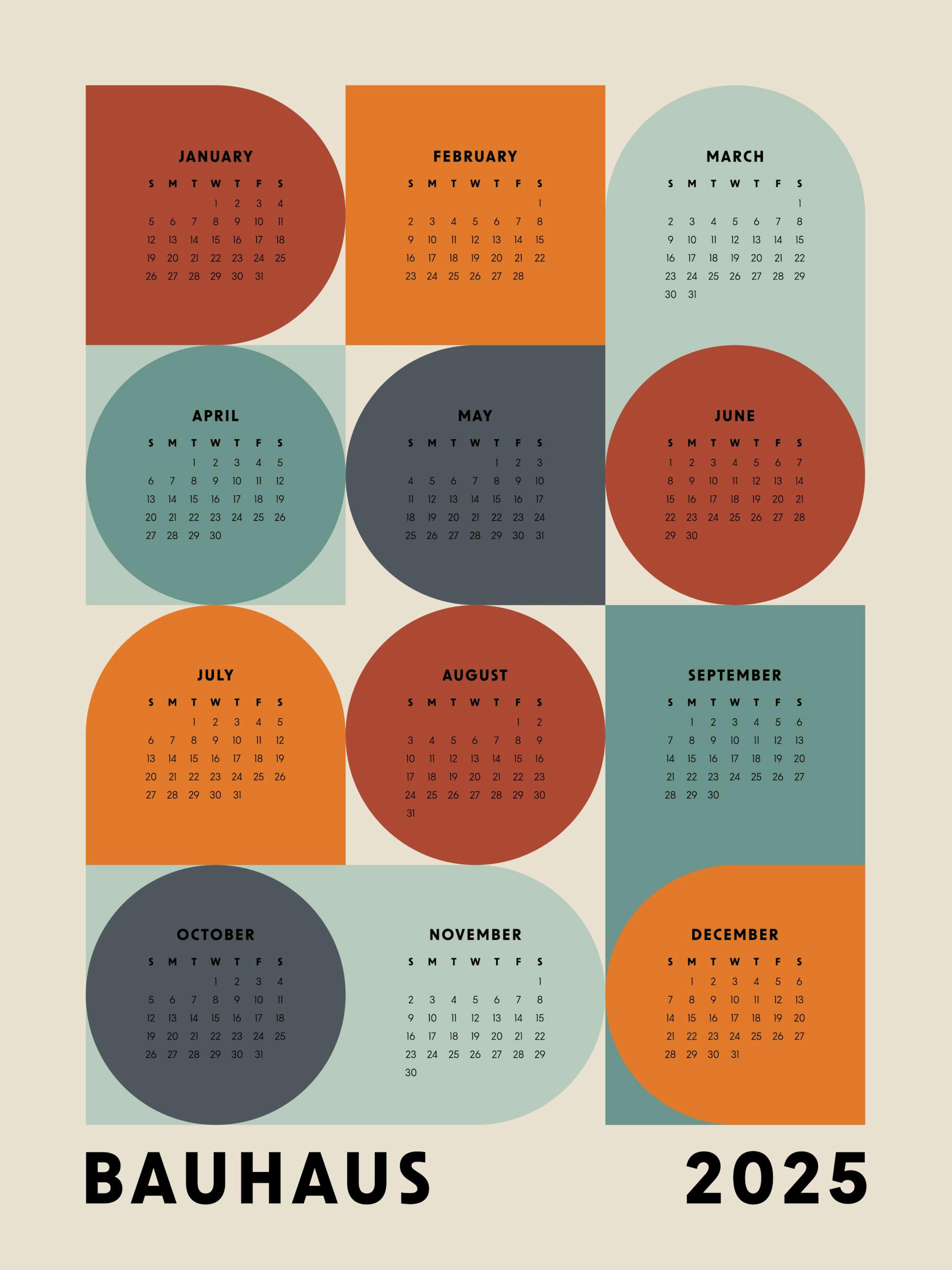Calendario Bauhaus 2025 con formas geométricas rojas, naranjas, grises y verdes sobre fondo beige. Póster de pared.