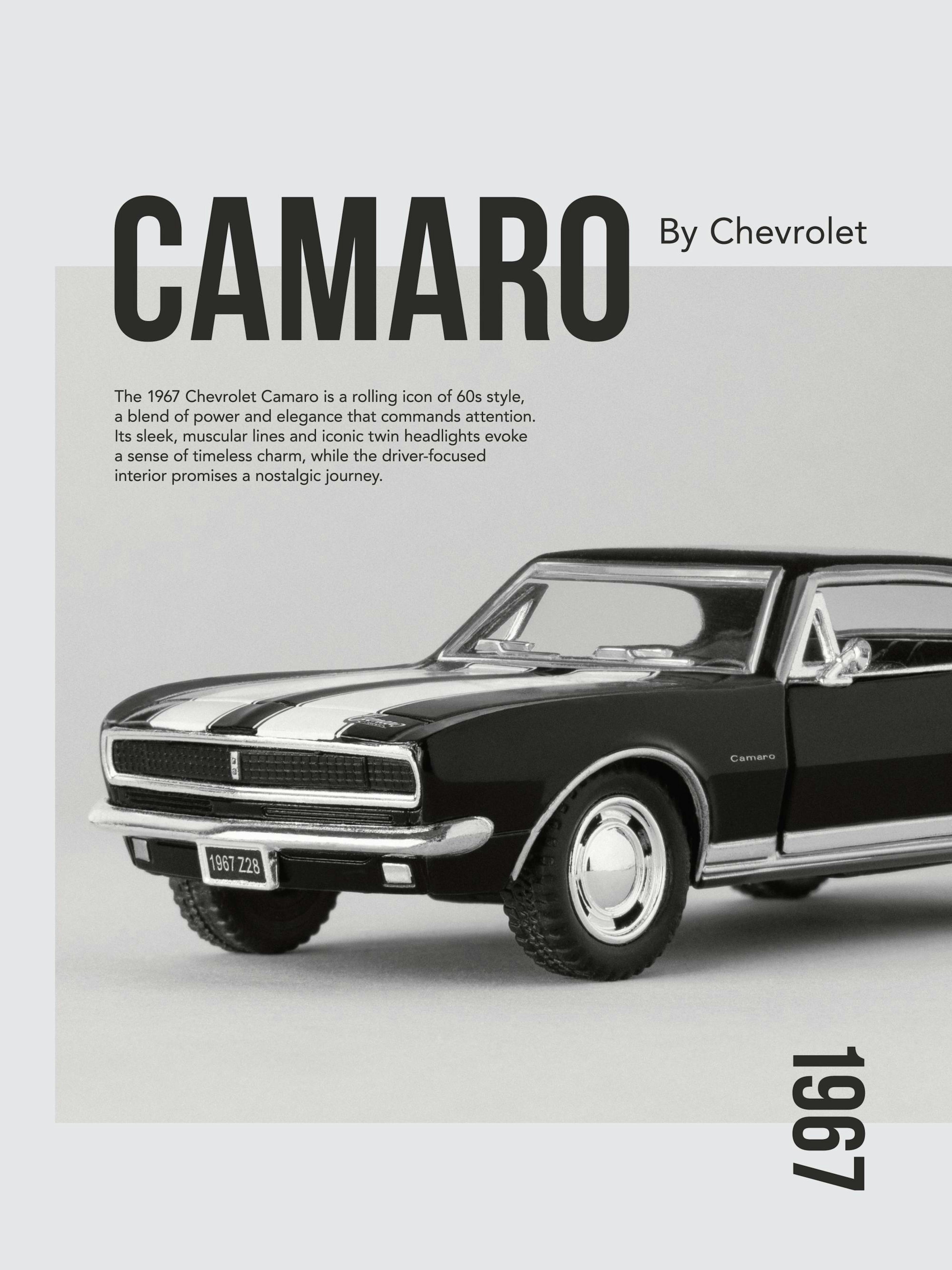 Zwart-wit poster van een klassieke Chevrolet Camaro uit 1967 met witte racestrepen, tegen een lichtgrijze achtergrond.