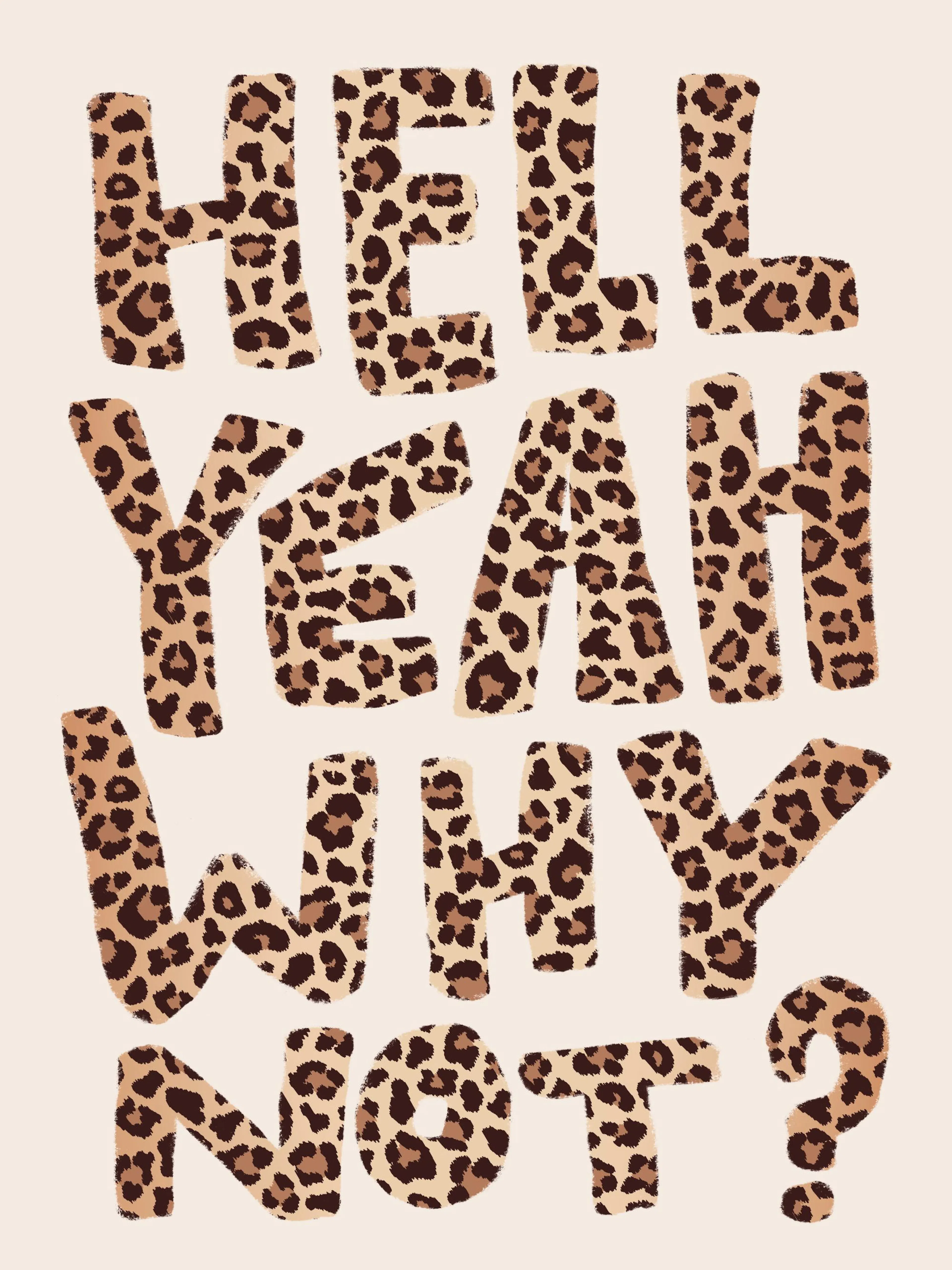 Póster con texto HELL YEAH WHY NOT? en letras mayúsculas con estampado de leopardo sobre fondo claro.