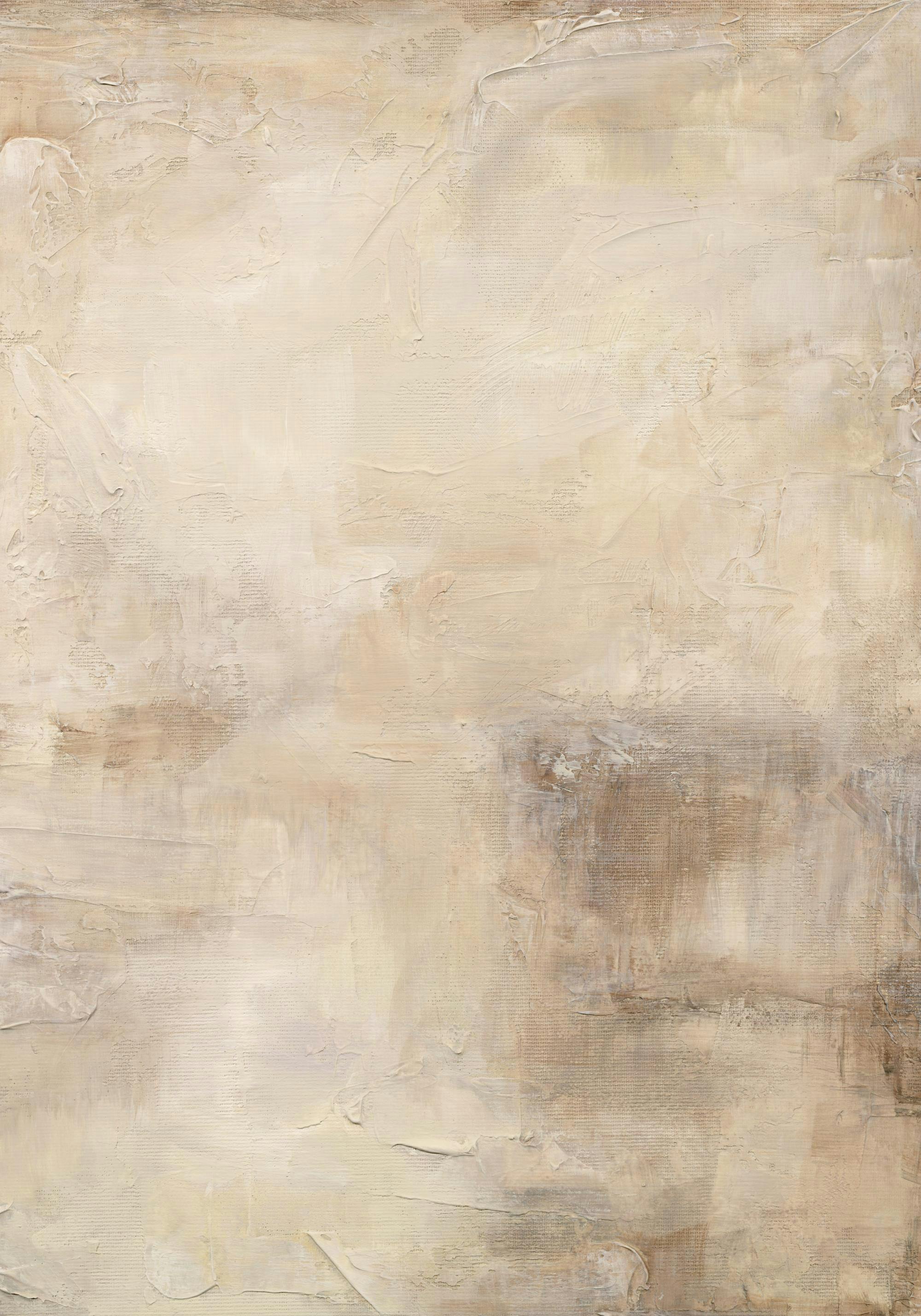 Een poster met een abstracte textuur in beige en bruintinten, met zichtbare penseelstreken die diepte creëren.