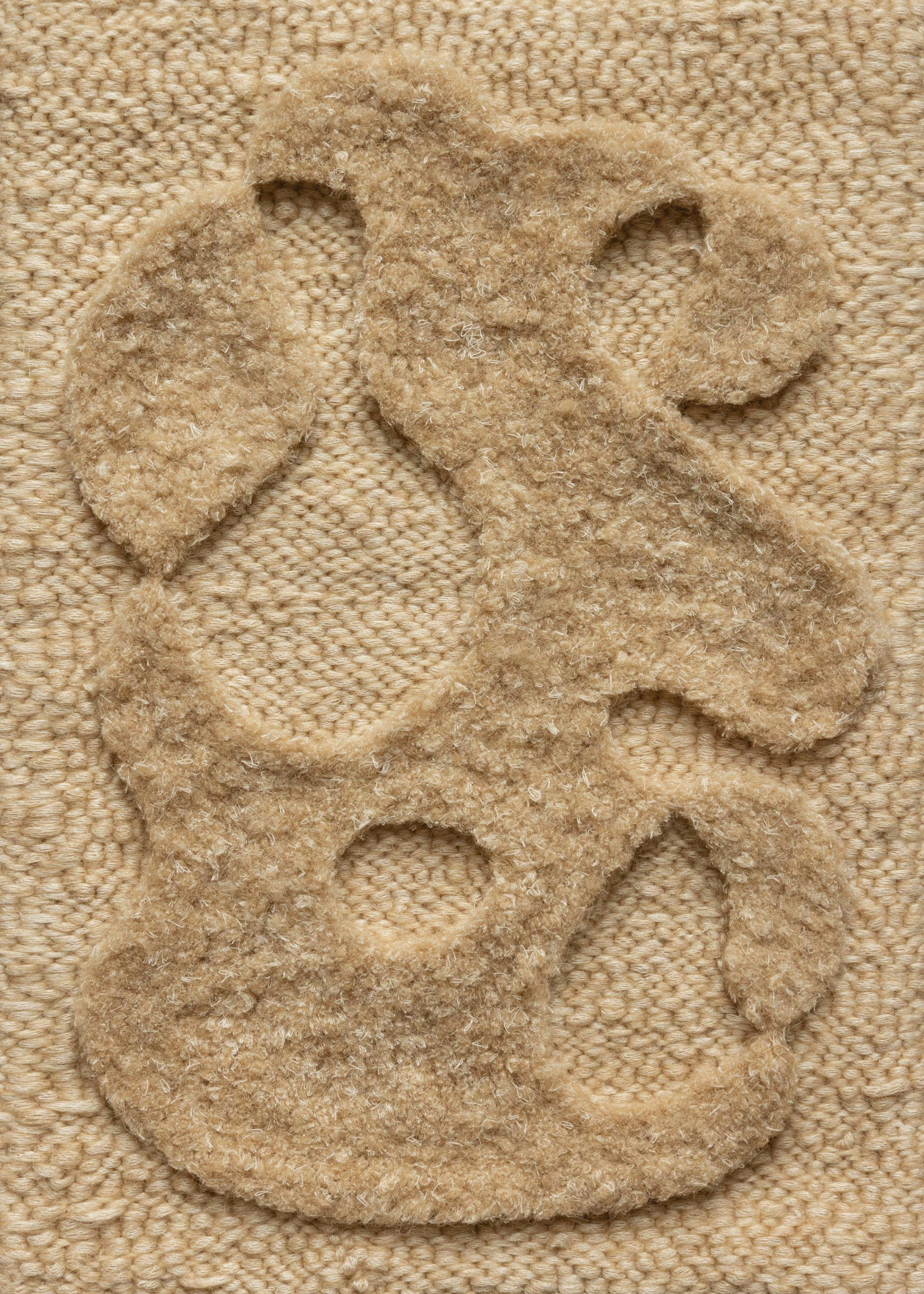 Affiche abstraite beige avec des formes organiques texturées sur un fond tricoté.