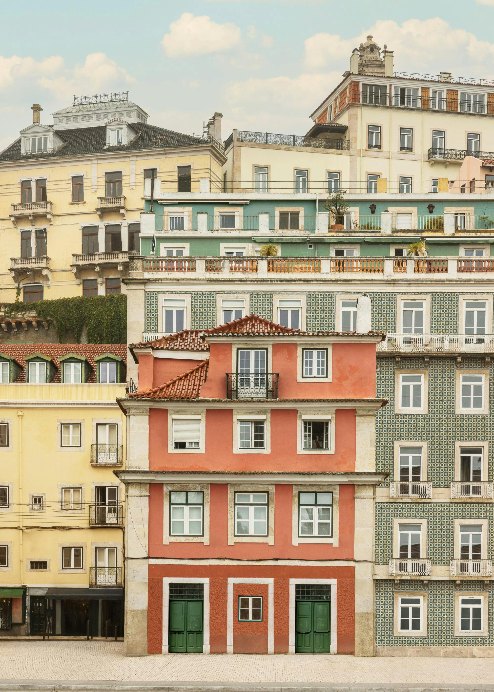 Poster de edifícios coloridos de Lisboa, com fachadas em azulejo, varandas e telhados tradicionais, sob um céu claro.