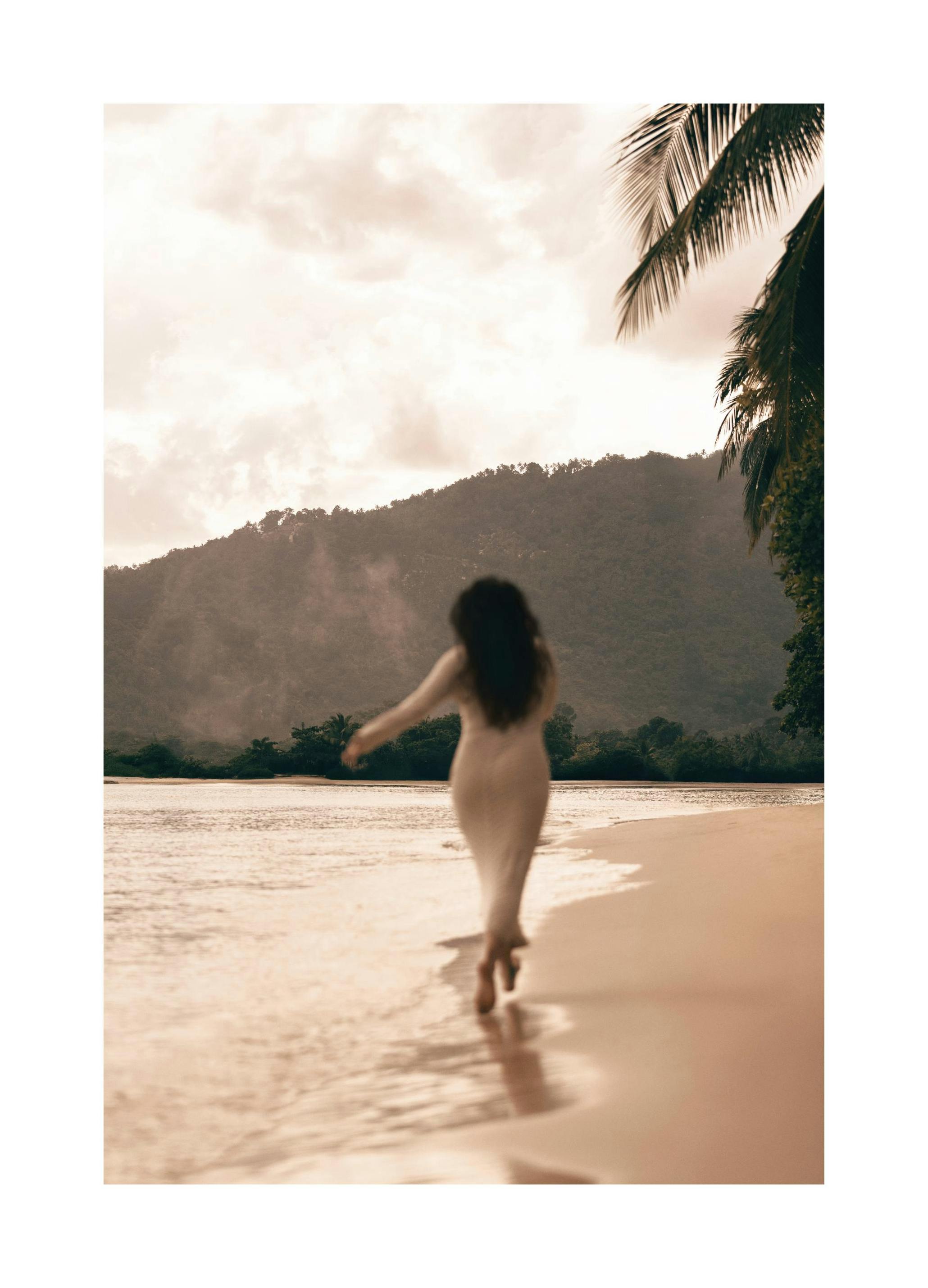 Golden Escape Print (30x40 cm)