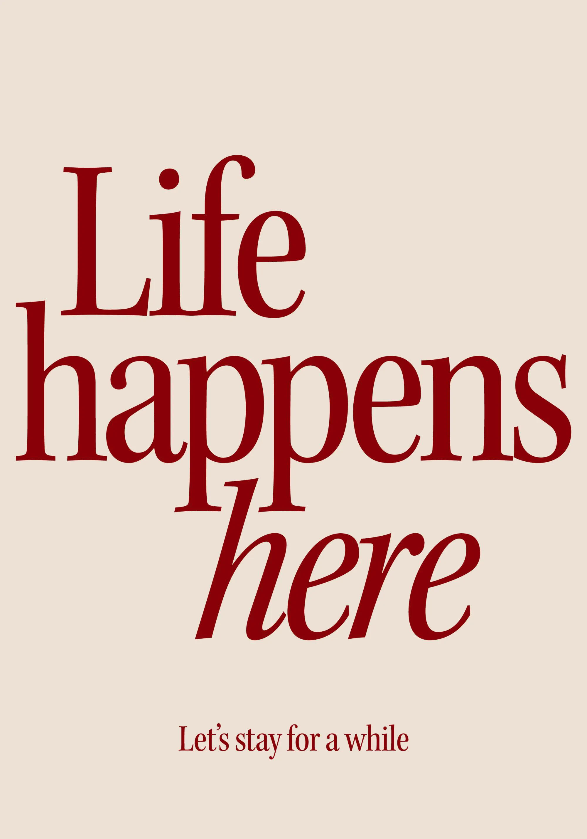 Ένα poster με την φράση Life happens here και Lets stay for a while σε σκούρο κόκκινο χρώμα, σε μπεζ φόντο.