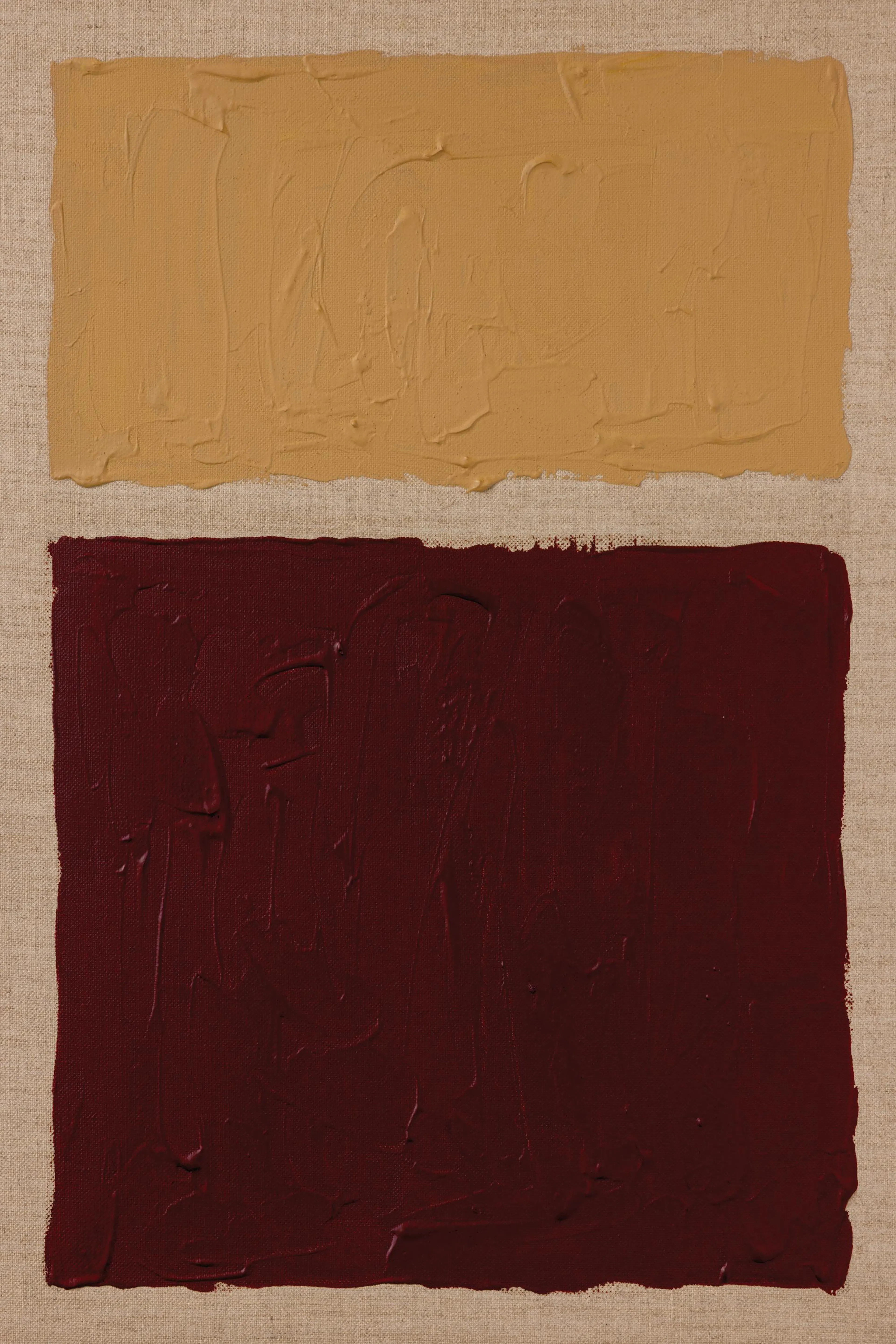 Een poster met abstracte vlakken in geelbruin en bordeauxrood met textuur op een linnen achtergrond.