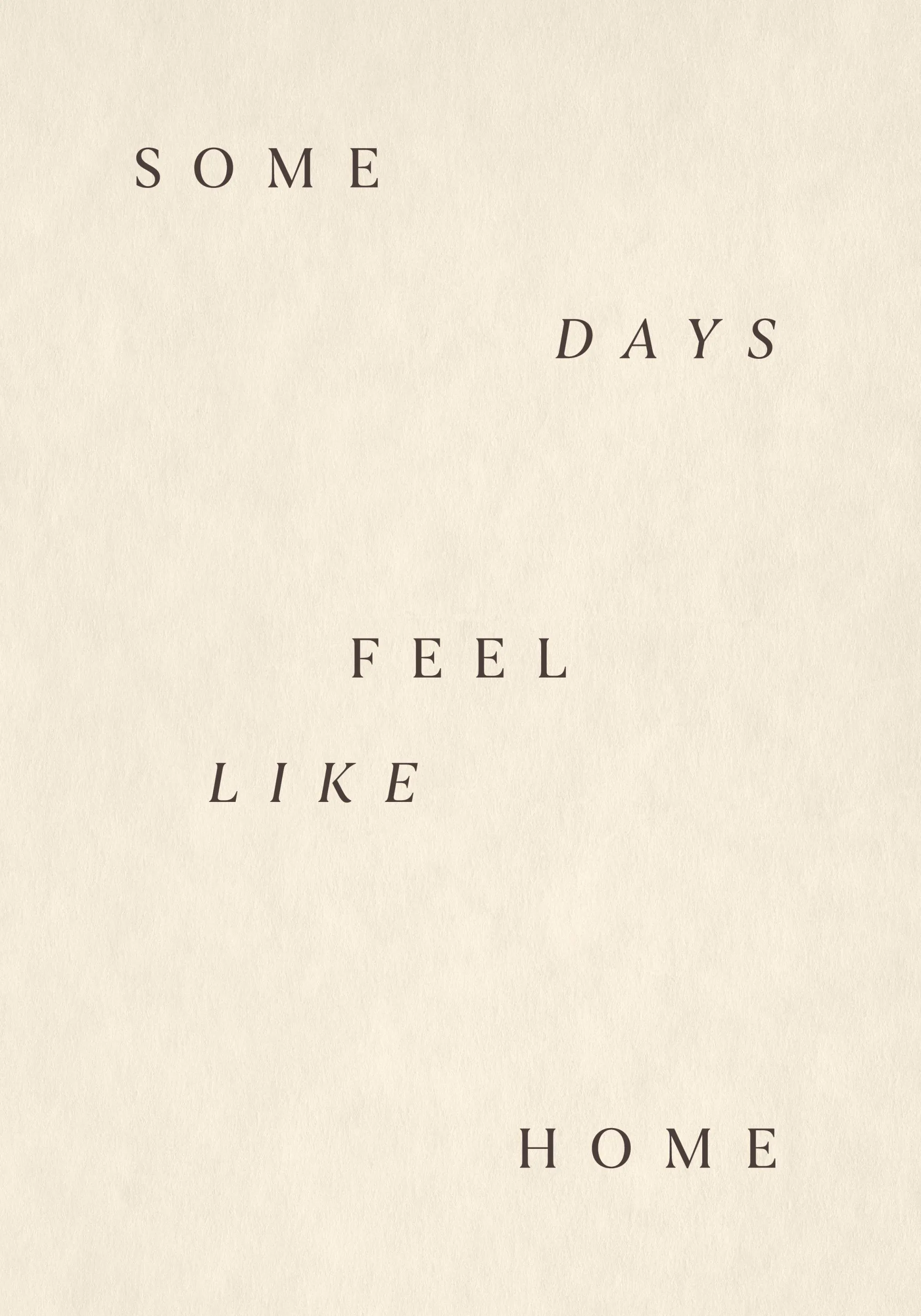 Poster con testo minimalista SOME DAYS FEEL LIKE HOME in marrone scuro su sfondo crema chiaro.