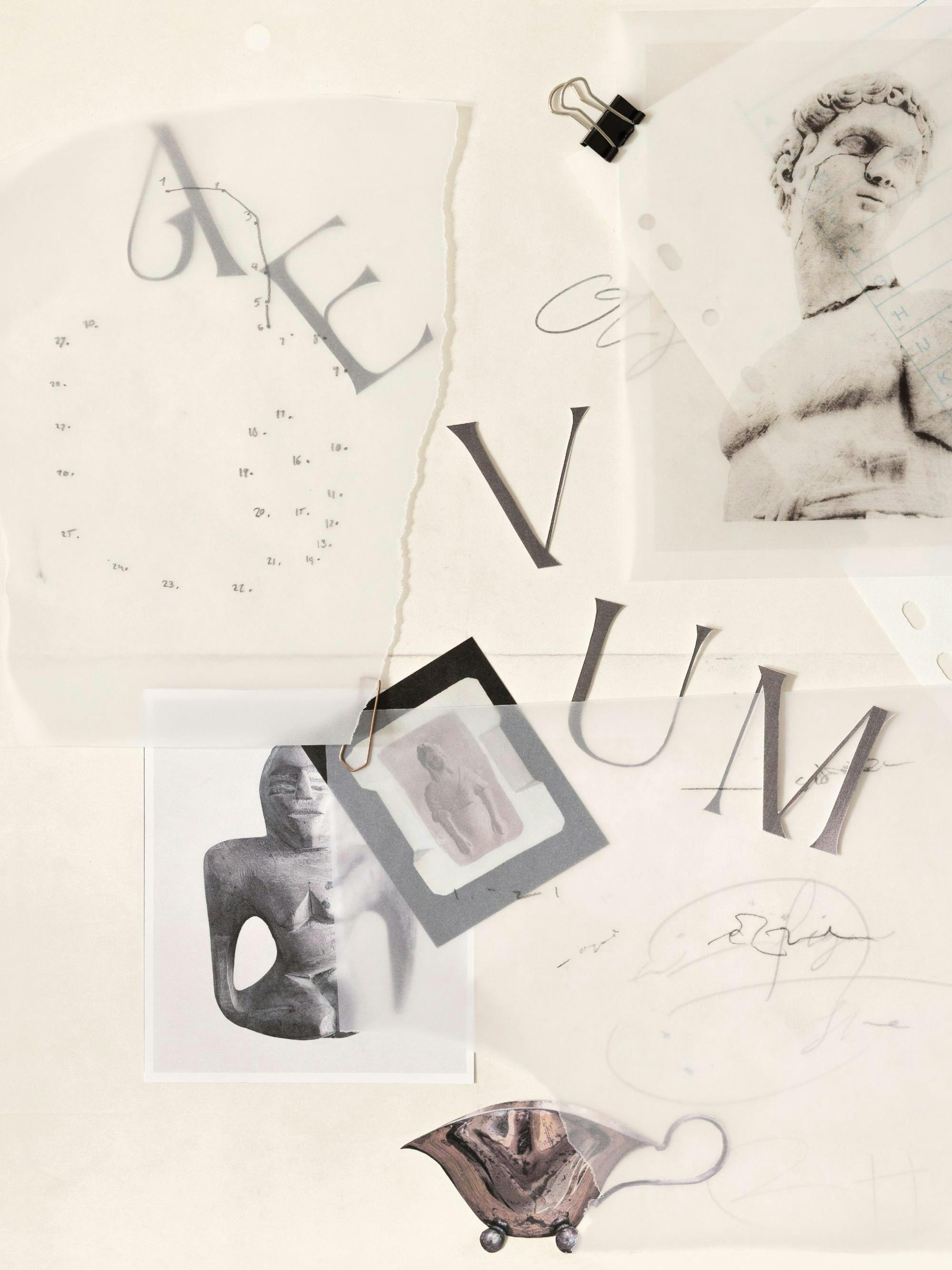 Ένα poster με κολάζ από διάφανα φύλλα, γράμματα, αρχαία αγάλματα, και ένα μπρούτζινο αντικείμενο σε μπεζ φόντο.