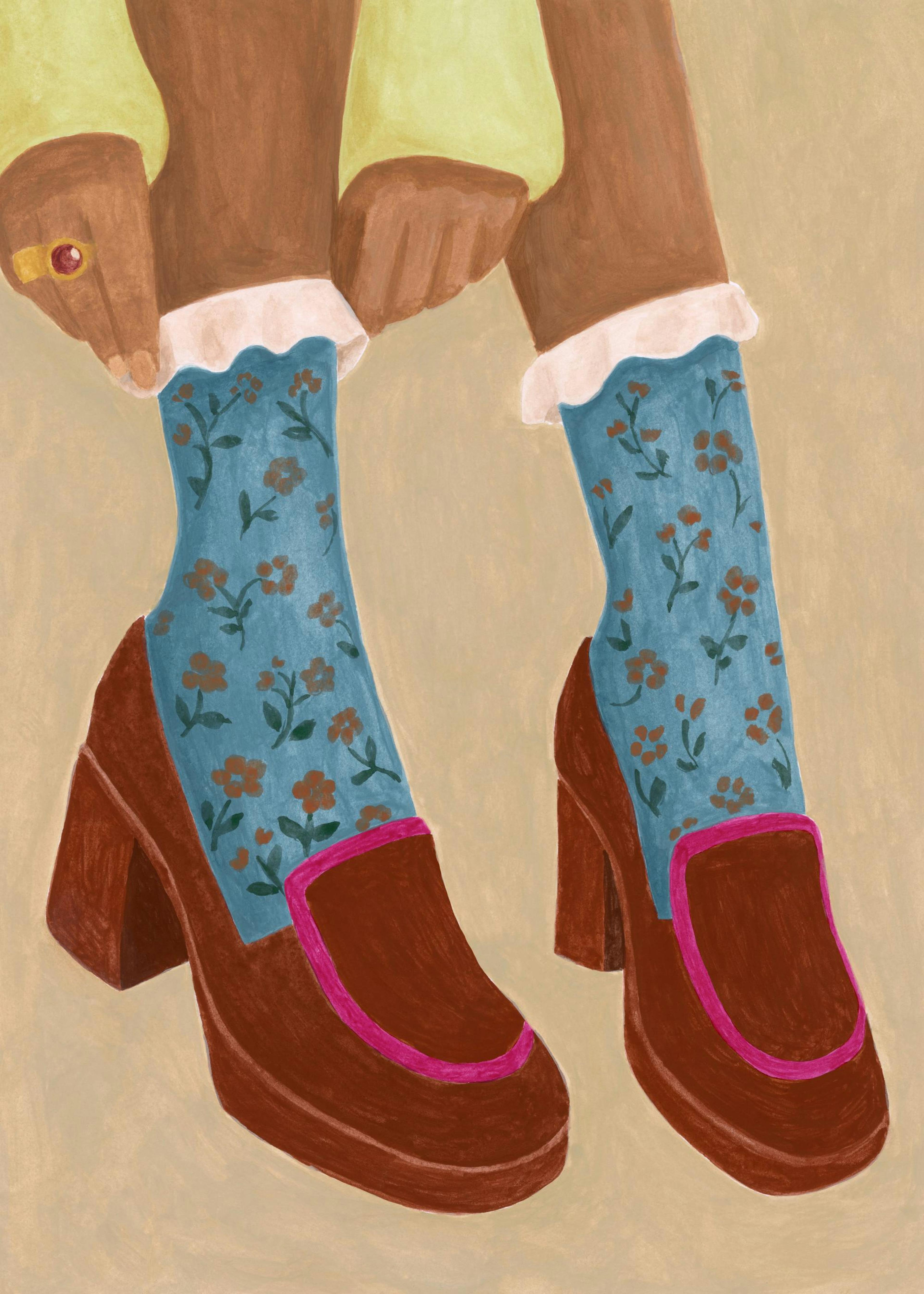 Affiche avec des pieds chaussés de mocassins bruns à talons et de chaussettes bleues à motifs floraux.