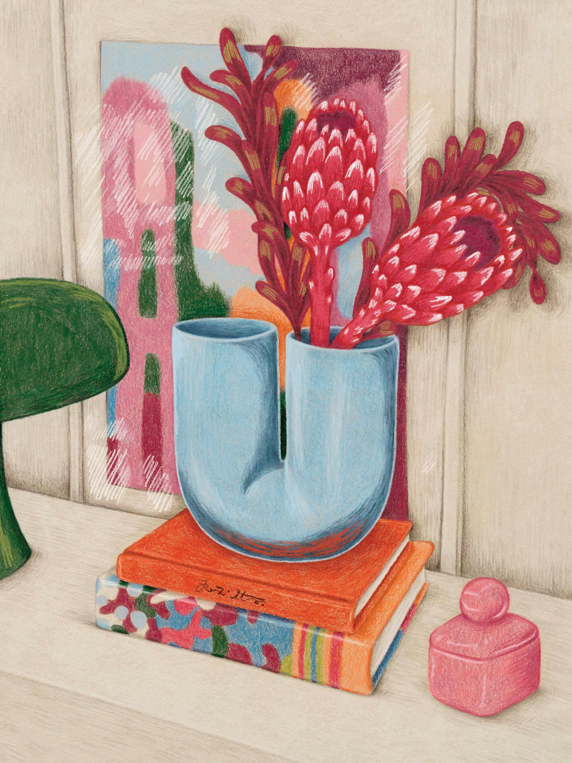 En poster som visar en blå vas med röda proteablommor på två böcker, med en grön lampa och rosa dosa bredvid.