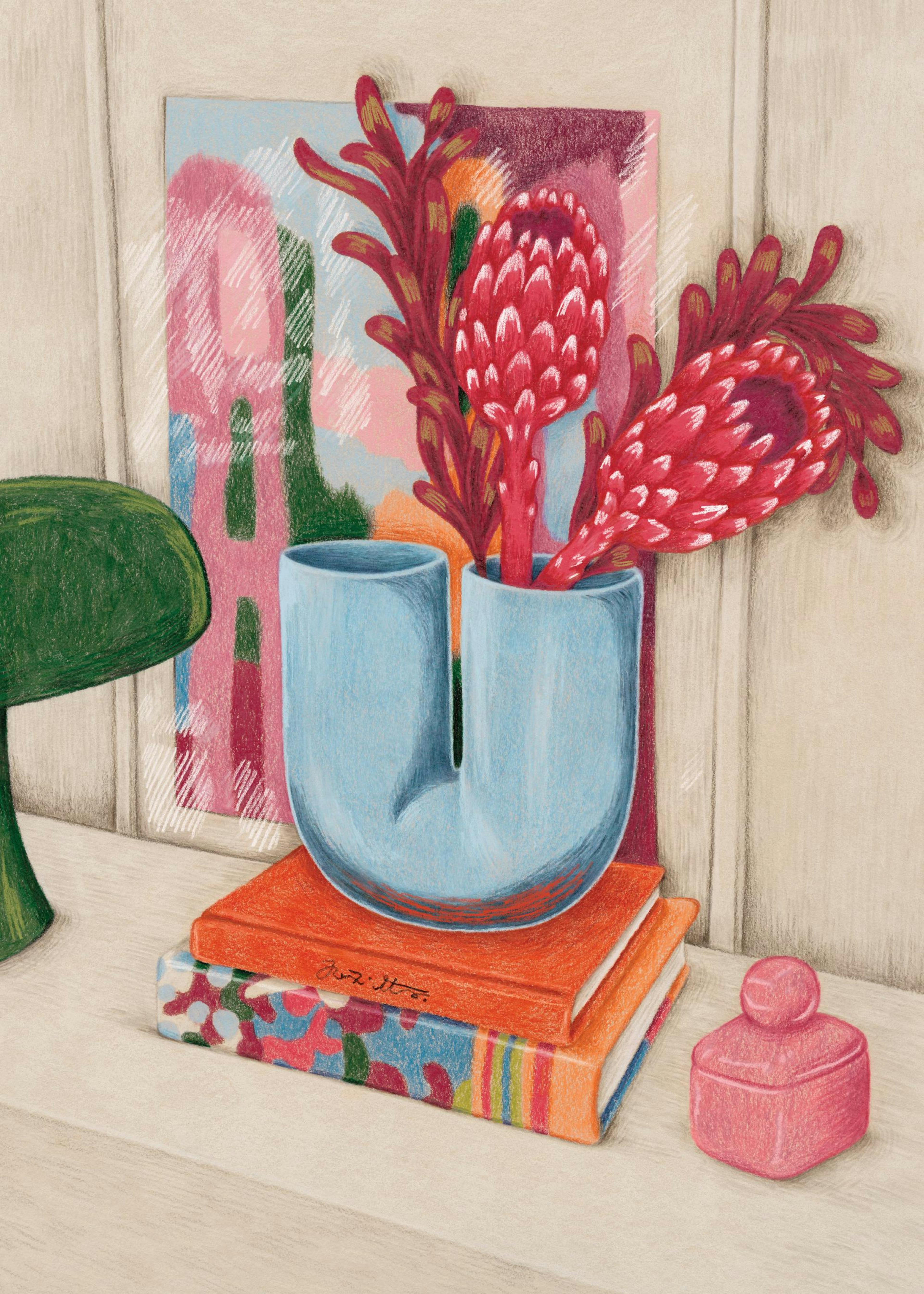 Affiche. Nature morte colorée avec un vase bleu en forme de U, des fleurs rouges, des livres et une lampe verte.