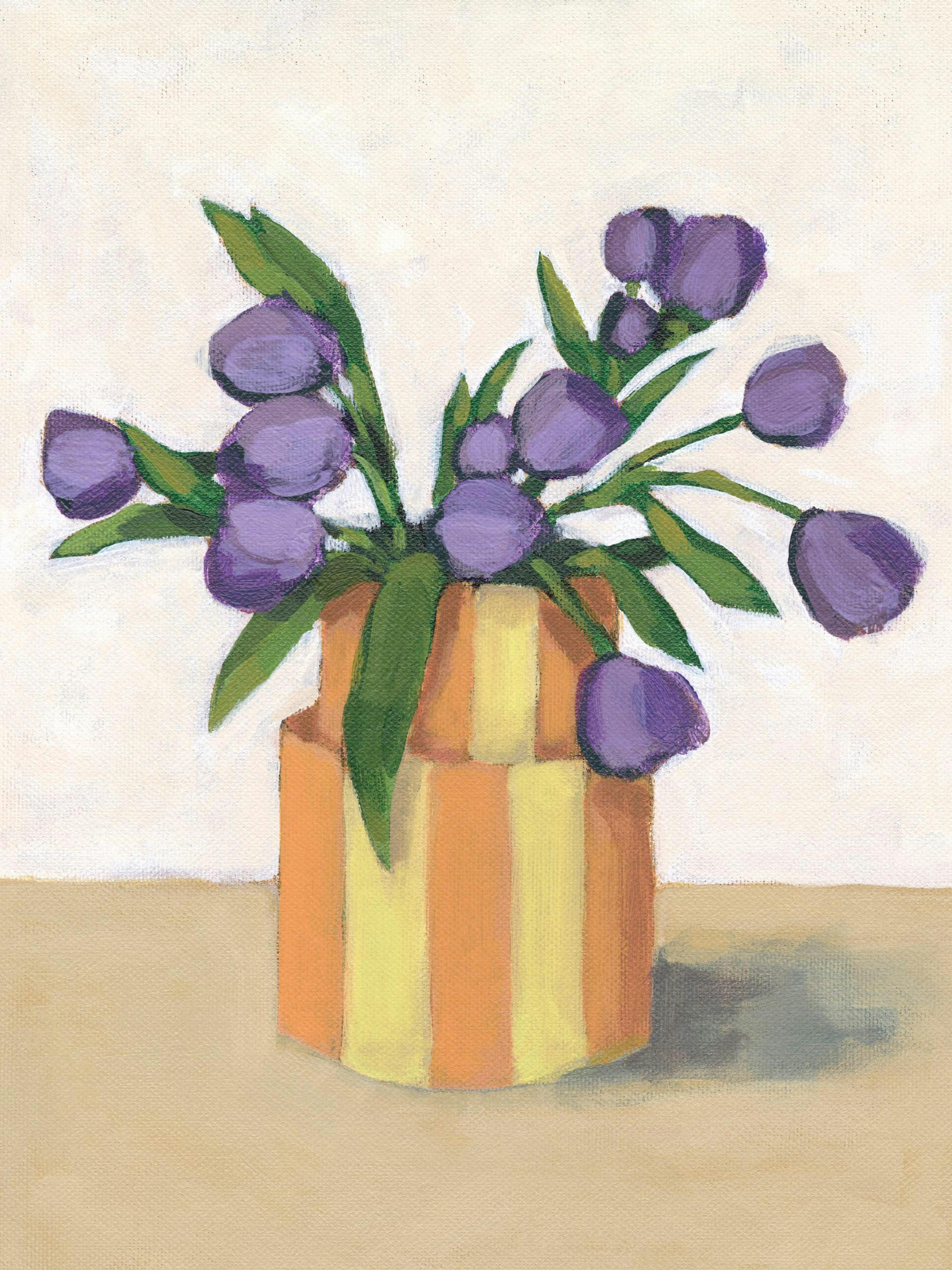 Affiche avec un vase rayé orange et jaune rempli de tulipes violettes sur un fond clair et une table beige.
