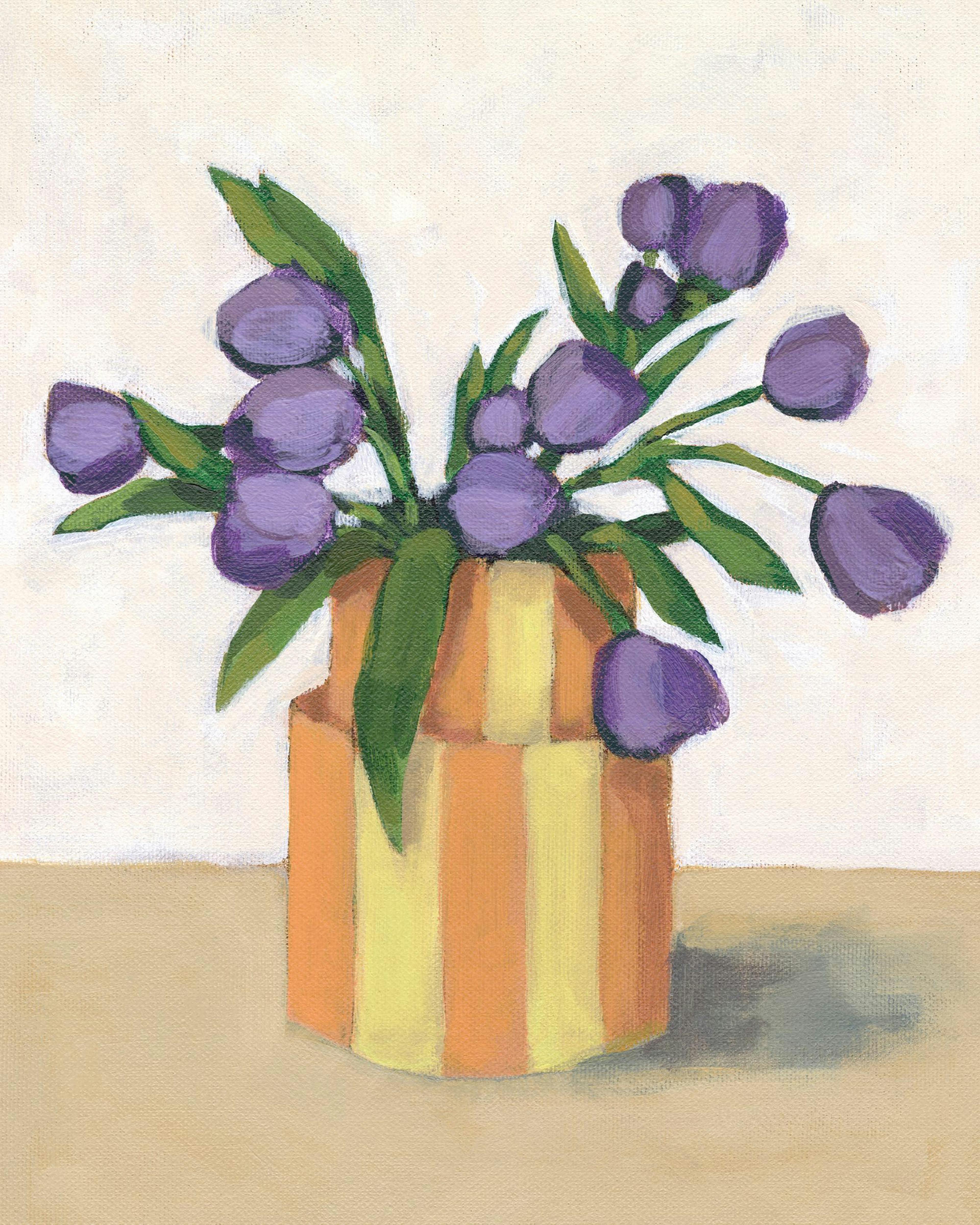 En plakat av en illustrasjon med lilla tulipaner i en oransje og gulstripete vase.