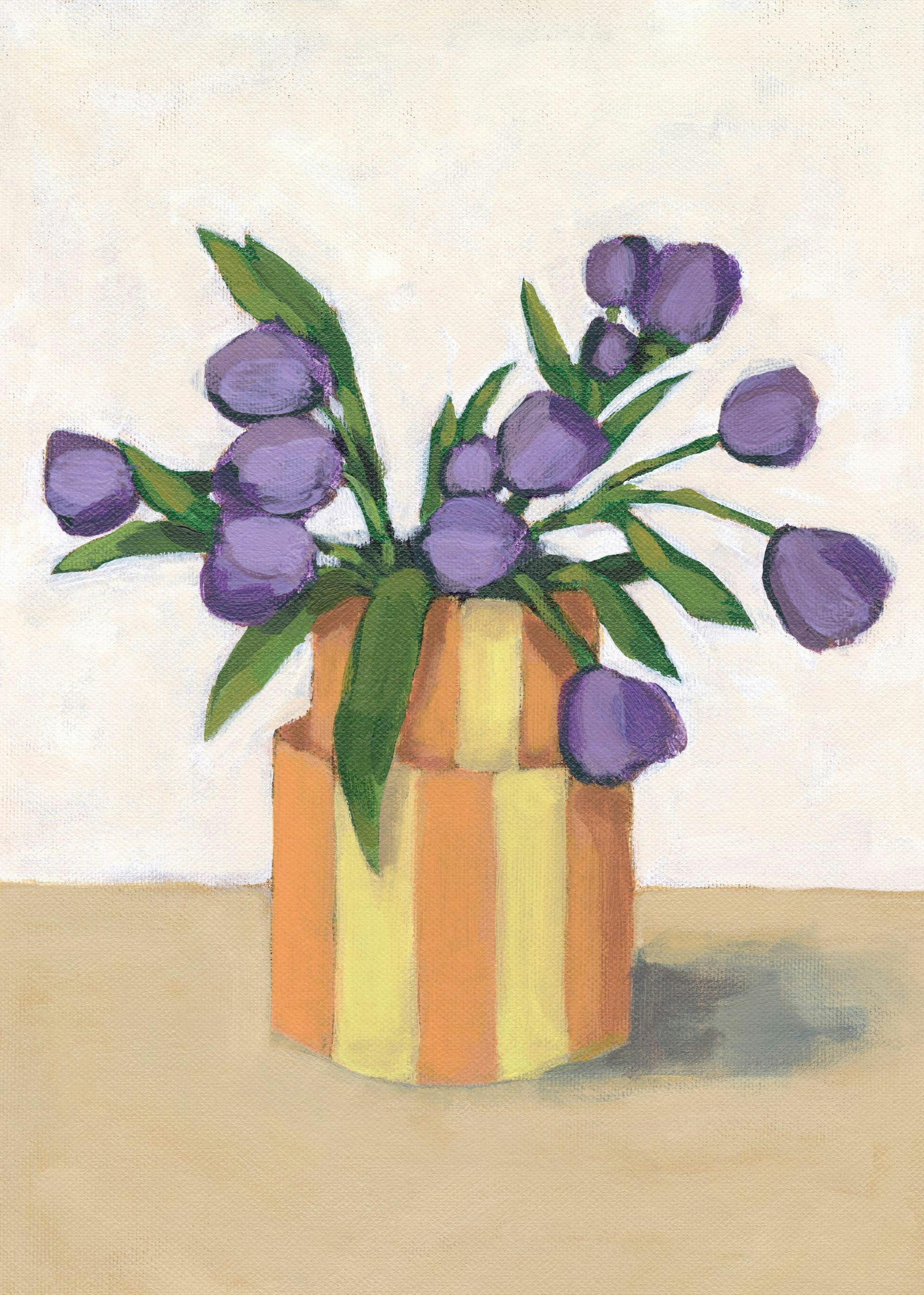 Poster con un vaso a righe gialle e arancioni che contiene un bouquet di tulipani viola su uno sfondo chiaro.