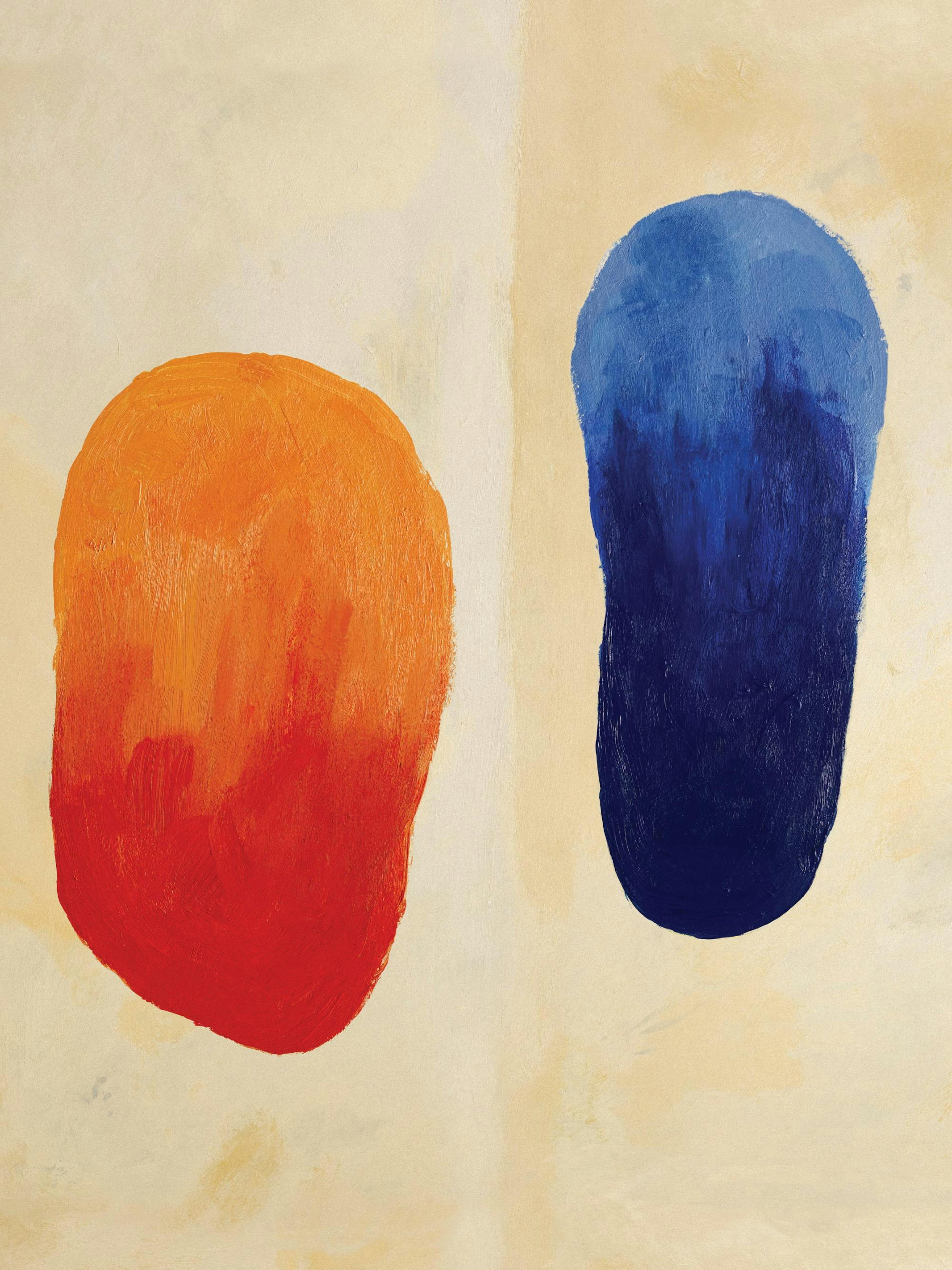 Affiche abstraite avec deux formes organiques: orange dégradé rouge et bleu dégradé marine sur fond beige clair.