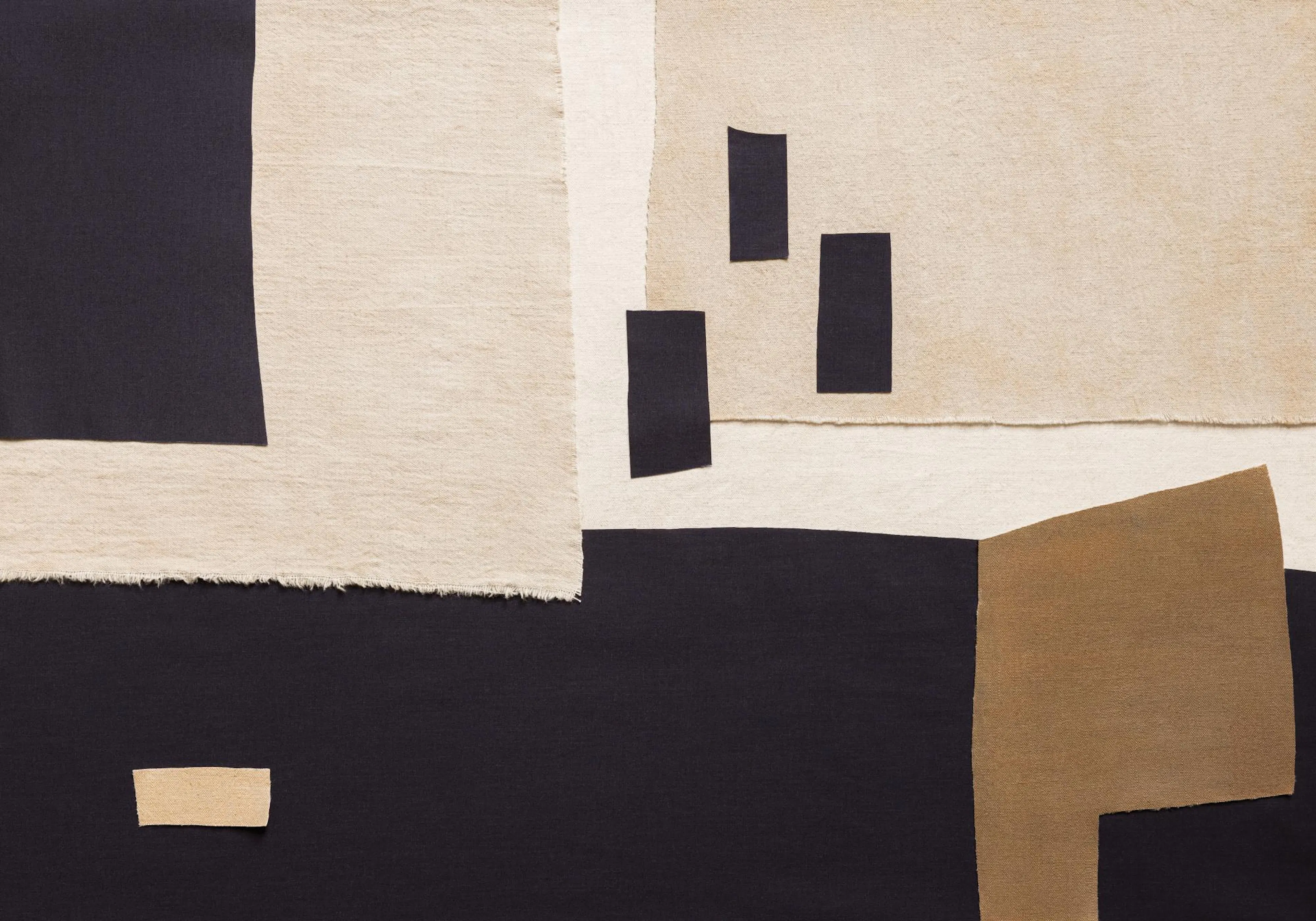 Een poster met zwart, beige en bruine lappen stof van verschillende vormen en texturen.