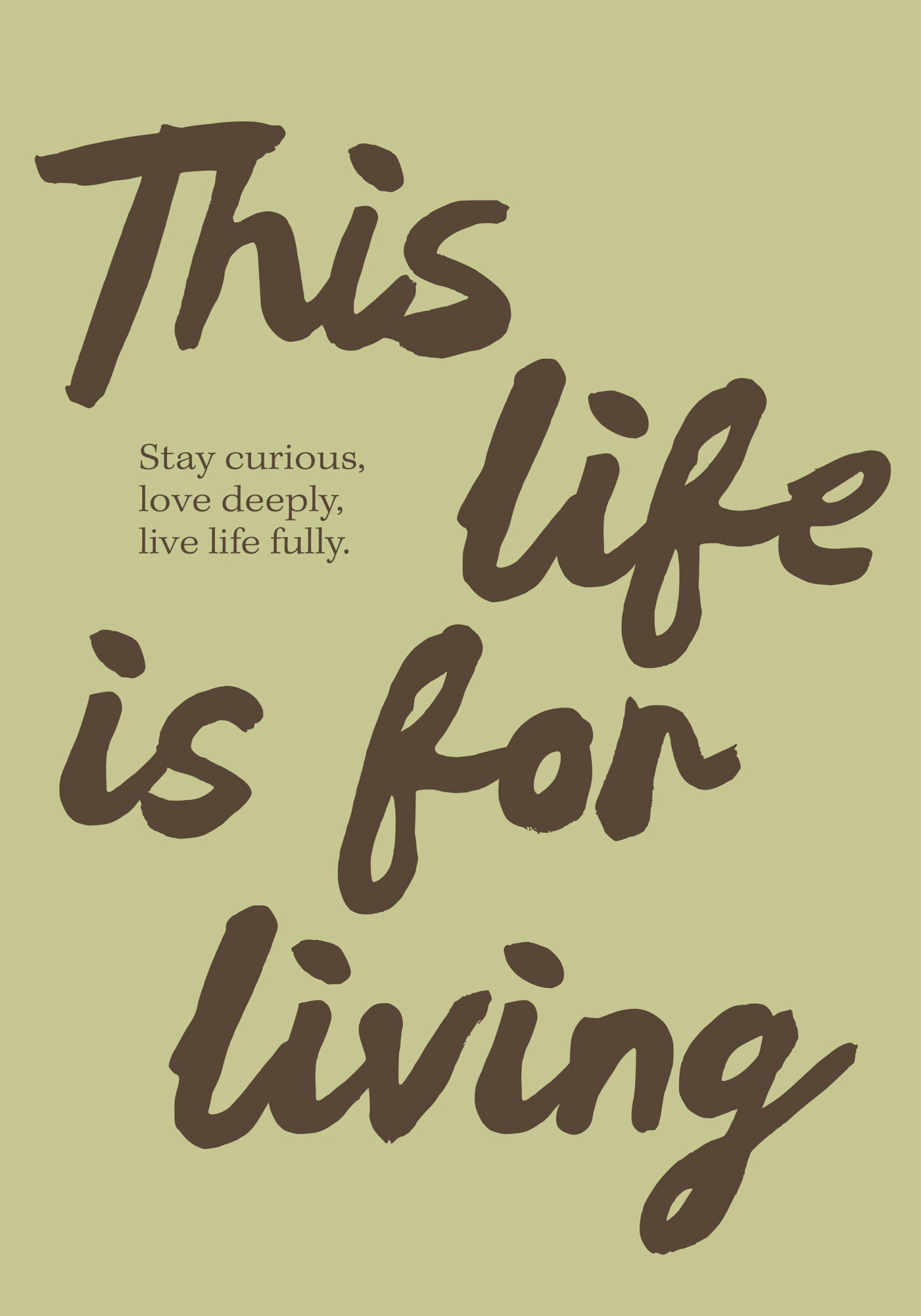 Póster inspirador color marrón oscuro y verde oliva con la frase This life is for living en una fuente cursiva y Stay curious, l