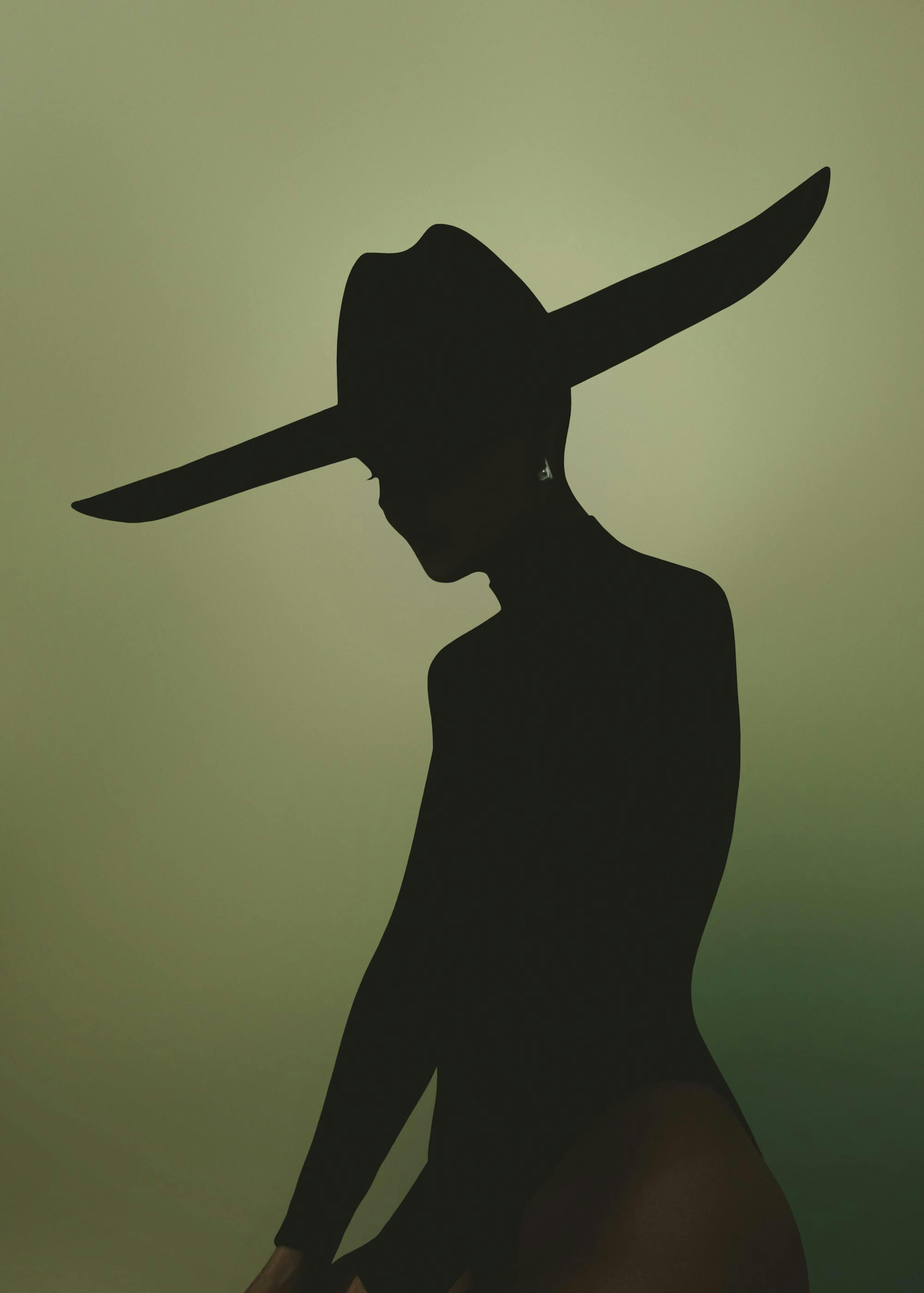 Póster de una silueta oscura de mujer con sombrero de ala ancha y pendiente brillante sobre fondo verde olivo.