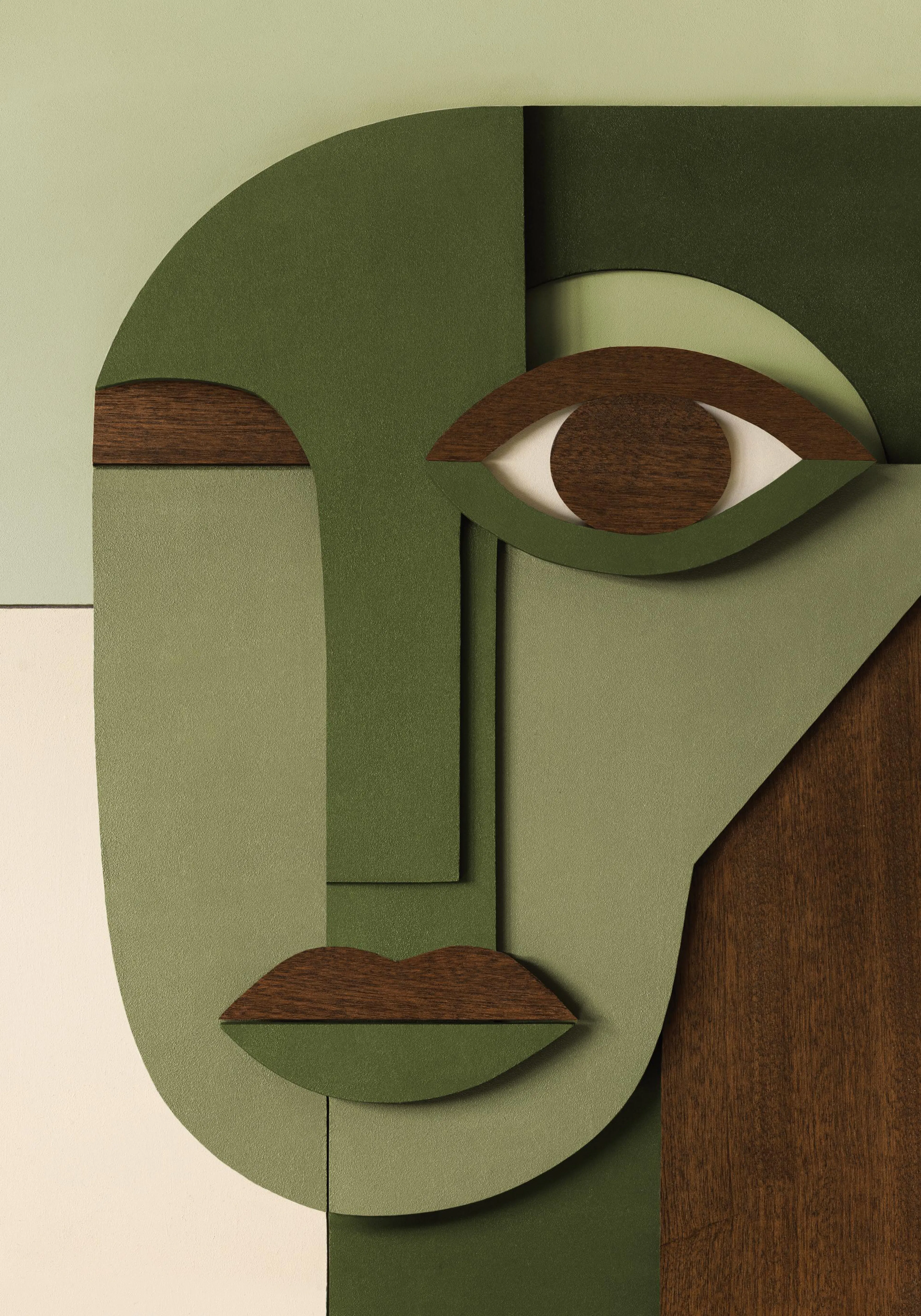 Un poster che rappresenta un volto stilizzato con forme geometriche verdi e legno scuro, su sfondo chiaro.