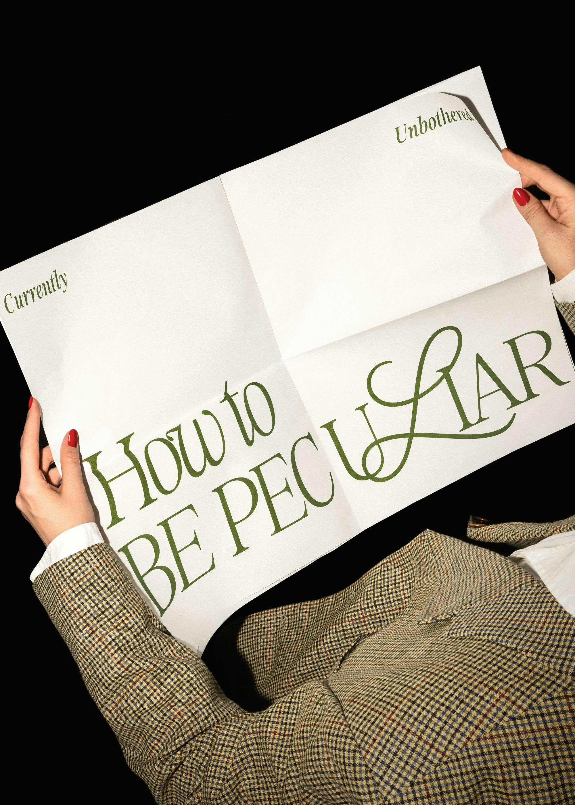 Póster de una persona sosteniendo un papel con el texto en verde How to BE PECULIAR y Currently Unbothered en la parte superior.