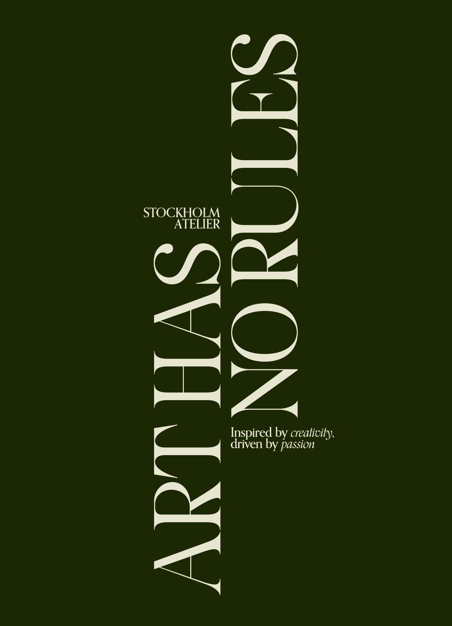 En plakat med ARTHAS NORULES og STOCKHOLM ATELIER i cremefarvede bogstaver på en mørkegrøn baggrund.