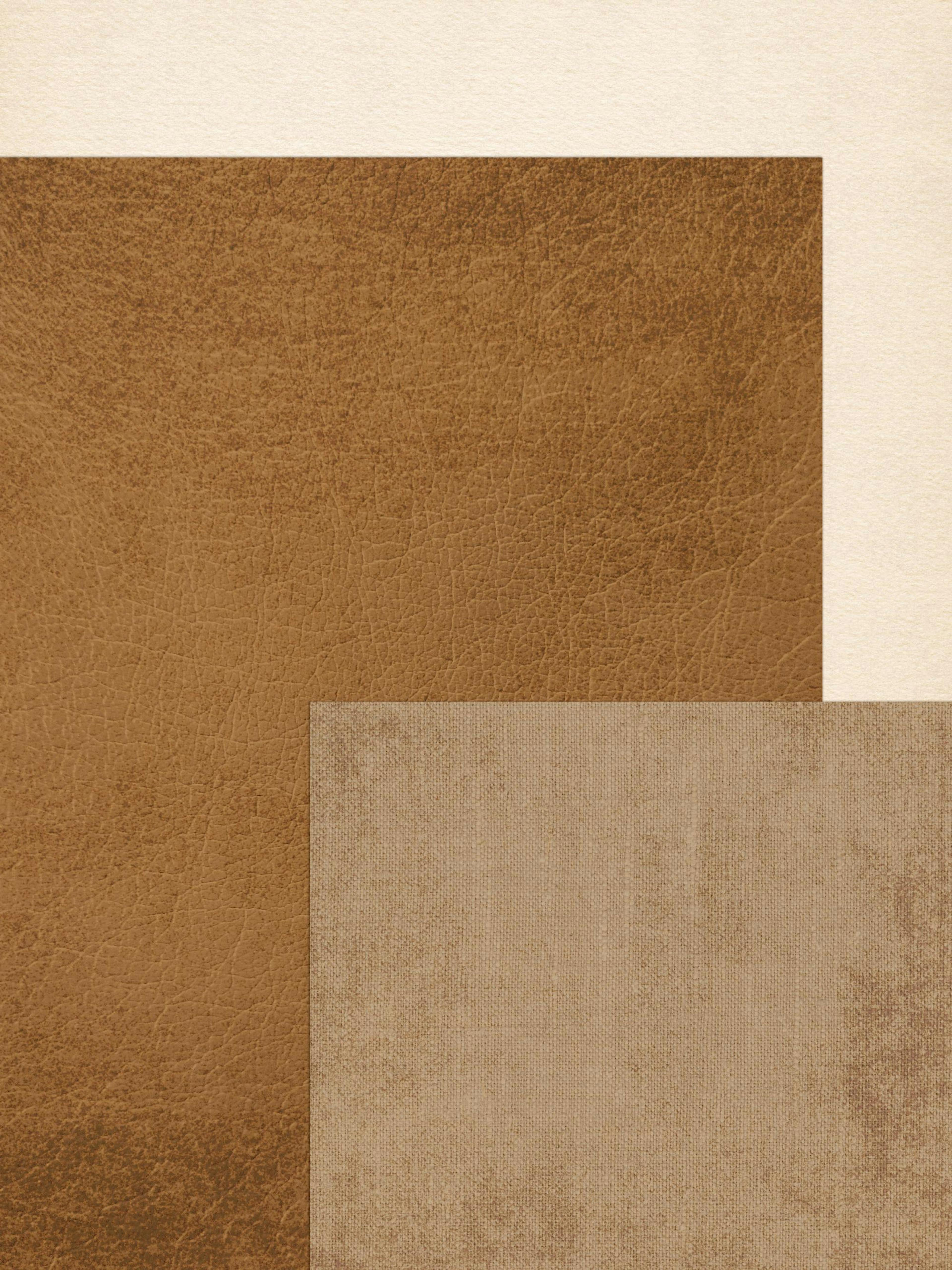 Affiche abstraite de textures, avec un grand bloc de cuir marron et un rectangle tissé beige sur un fond crème.