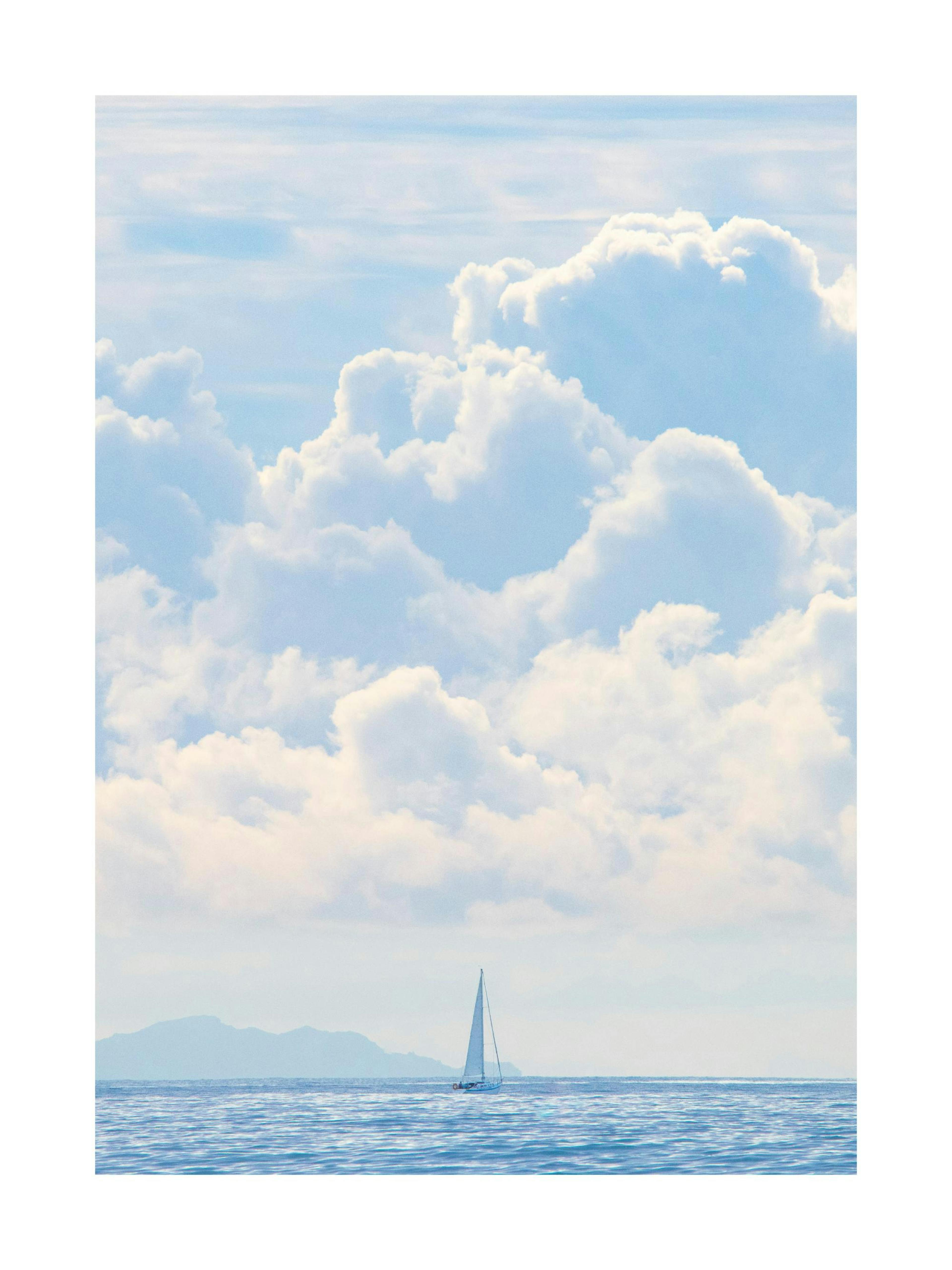 Póster Richard Podgurski, barco à vela solitário no oceano azul sereno, nuvens brancas e montanhas distantes no horizonte.