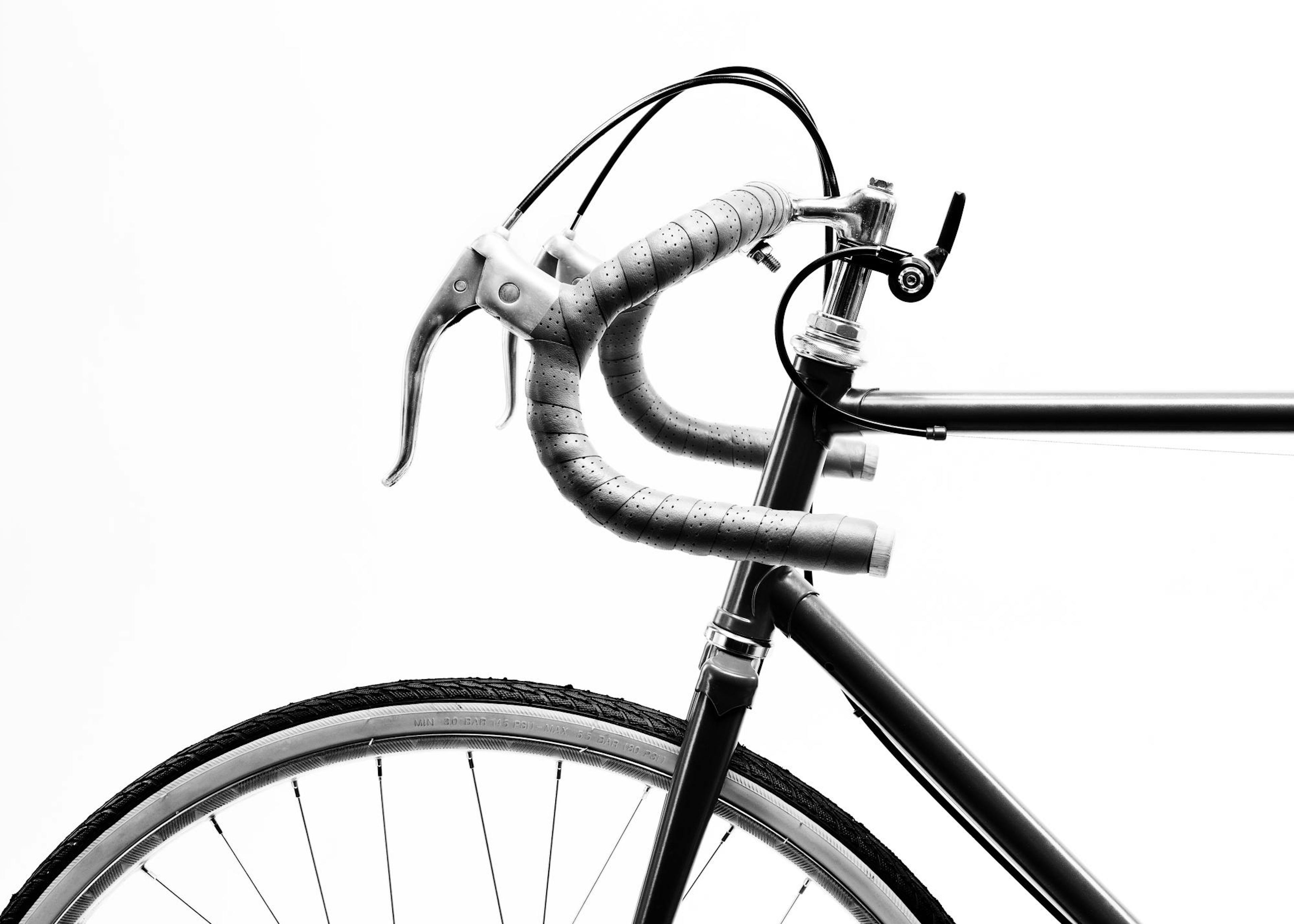 Poster di bici in bianco e nero con manubrio da corsa e ruota anteriore, stile minimalista.