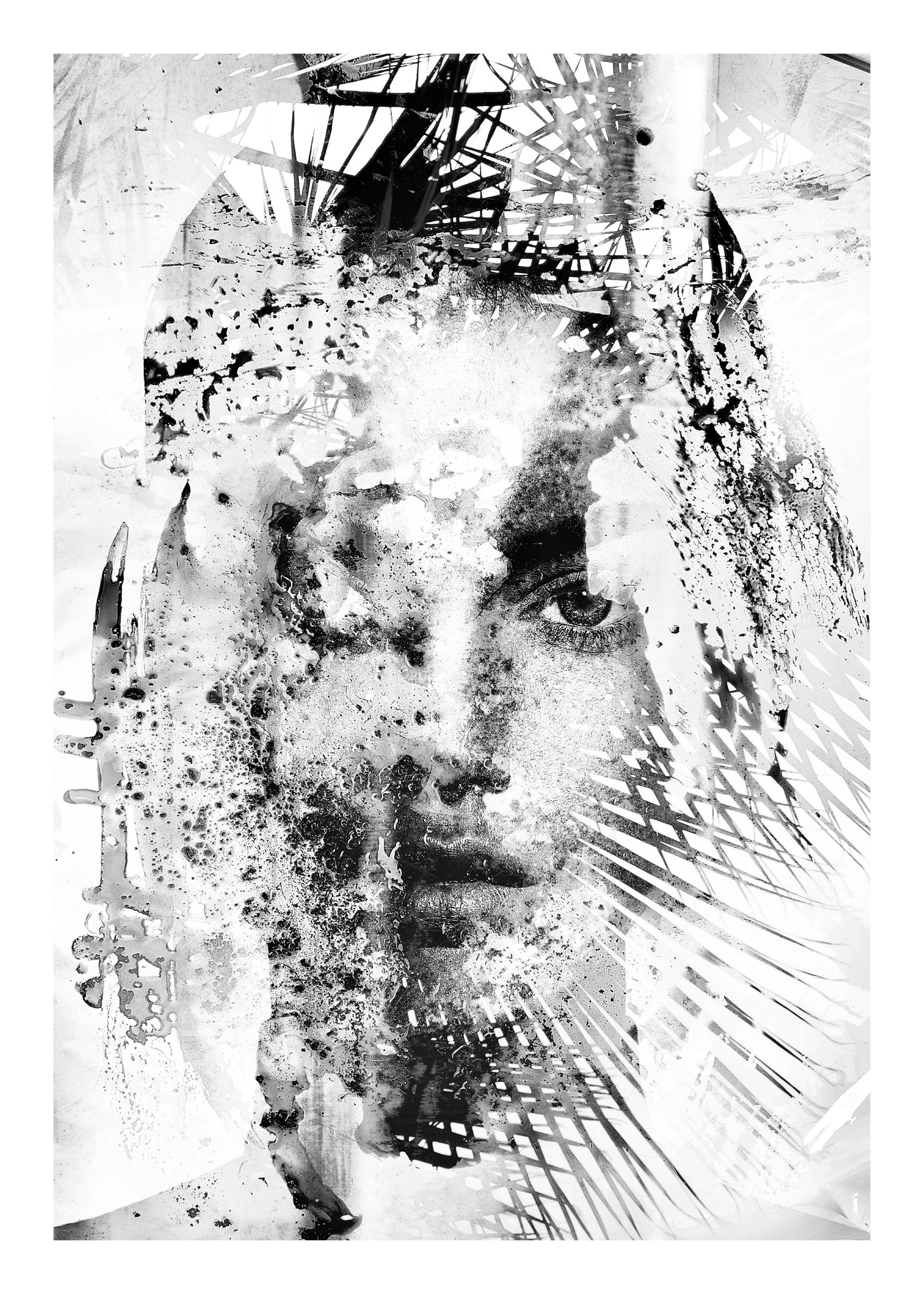 Svart-hvitt plakat av kvinneansikt med gnister og gressblader i abstrakt stil, Linnea Frank.