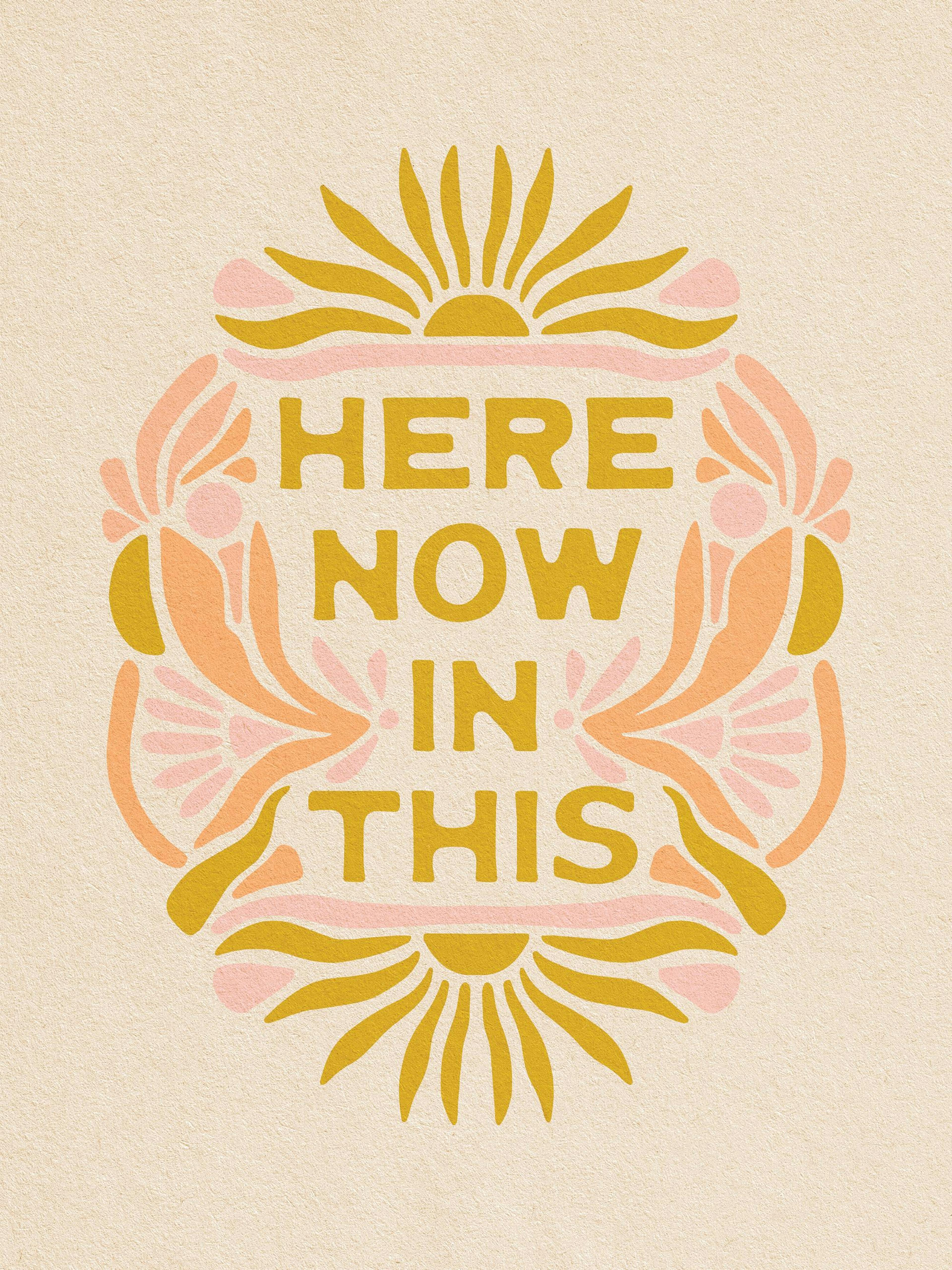 Poster mit HERE NOW IN THIS in Gelb, umrahmt von symmetrischen rosa und gelben floralen Formen im Retro-Stil.