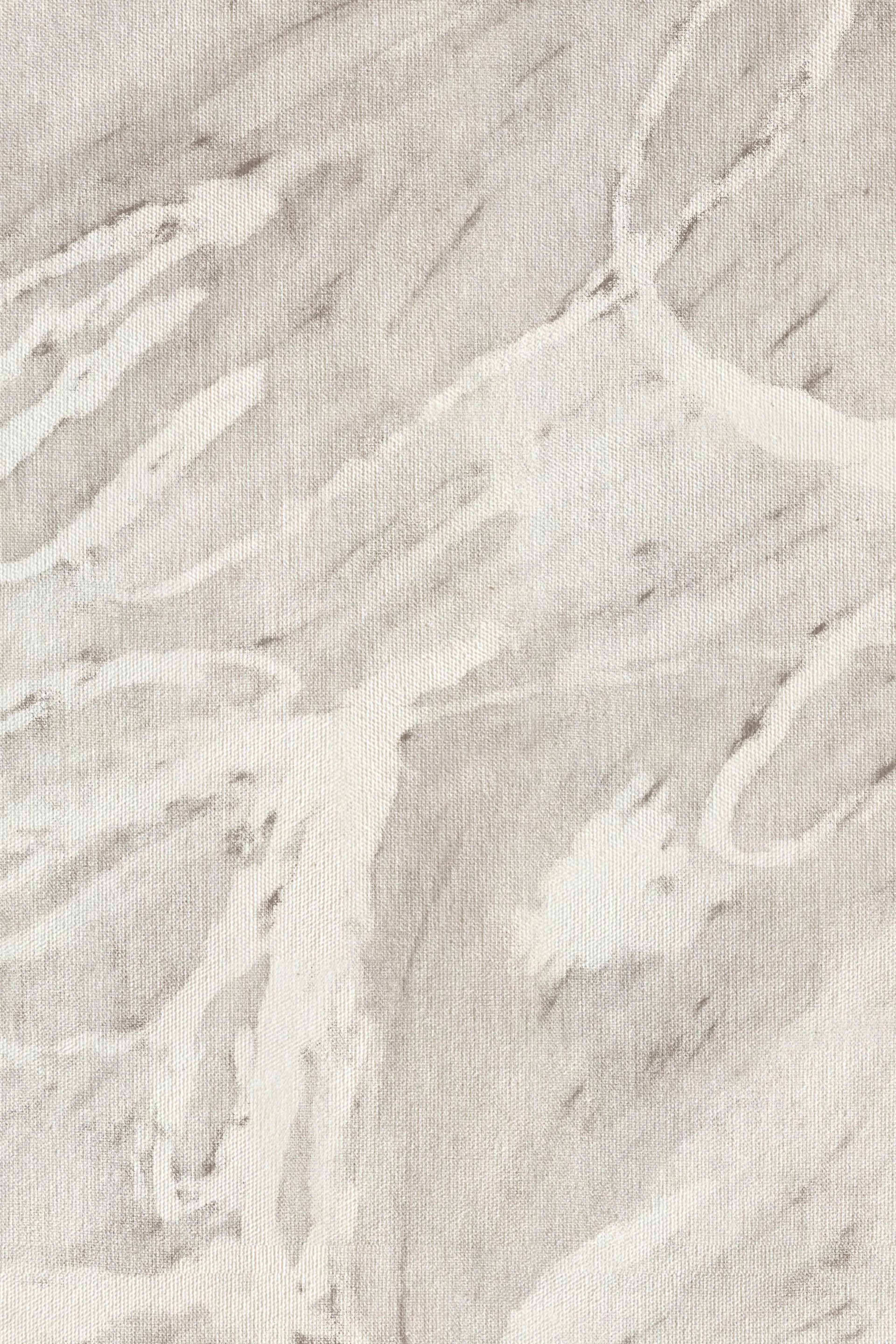 Un poster con una trama di tessuto in tonalità beige e crema, che ricorda un motivo marmorizzato.
