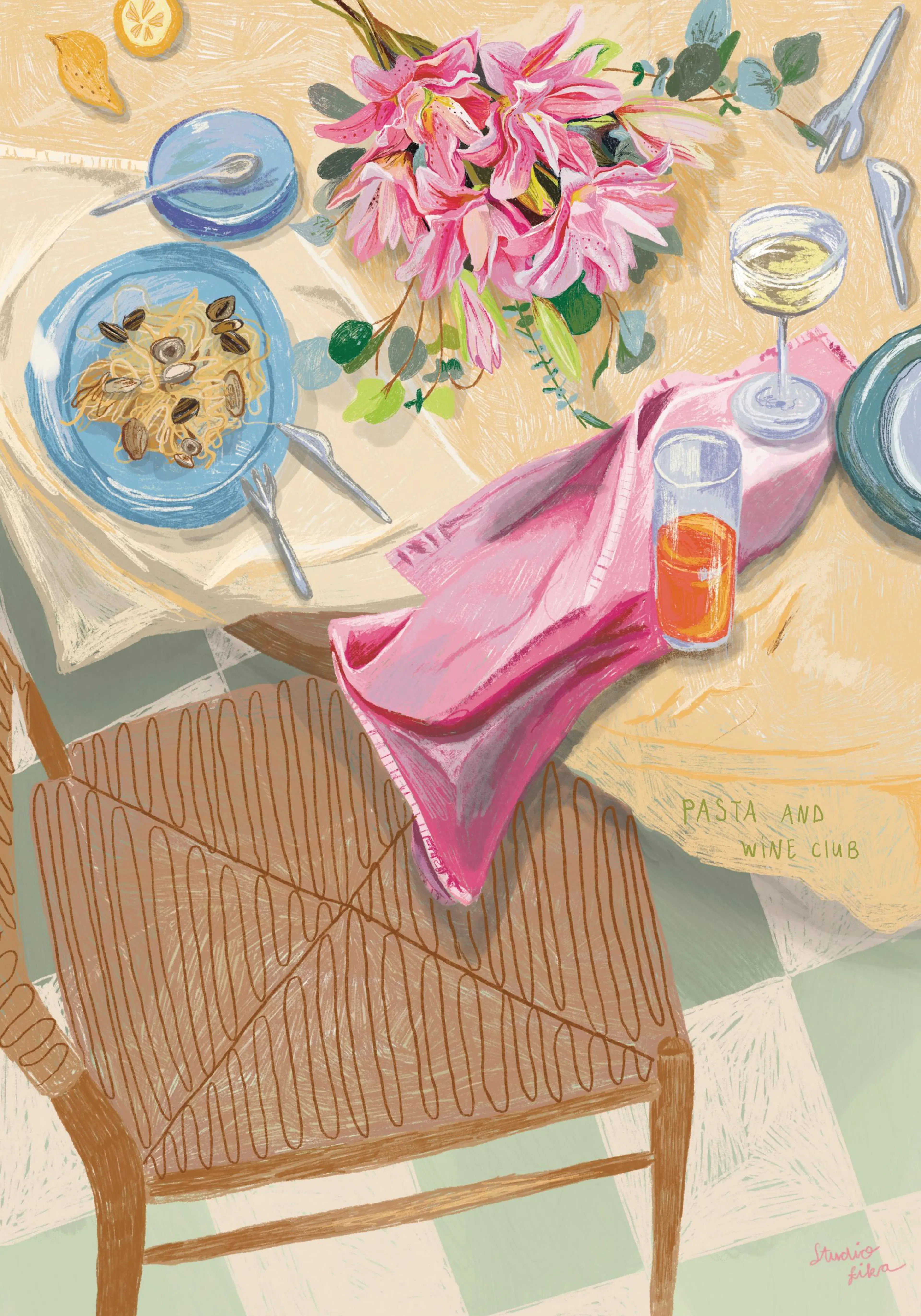 Poster: Ein gedeckter Tisch mit Pasta, Wein und einem Blumenstrauß, daneben ein Stuhl, ideal für Küche oder Esszimmer.