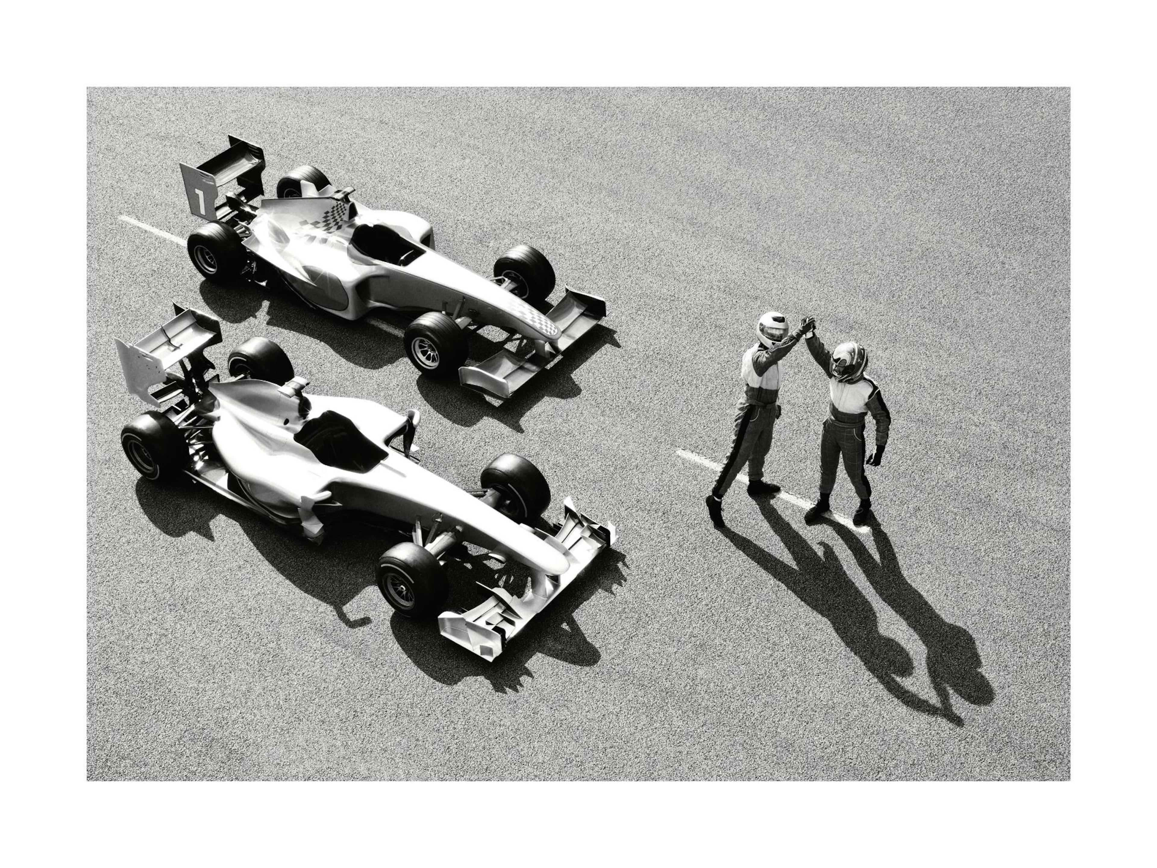 Schwarz-weißes Poster von zwei F1 Rennwagen und jubelnden Fahrern auf der Rennstrecke, mit Schattenwurf.