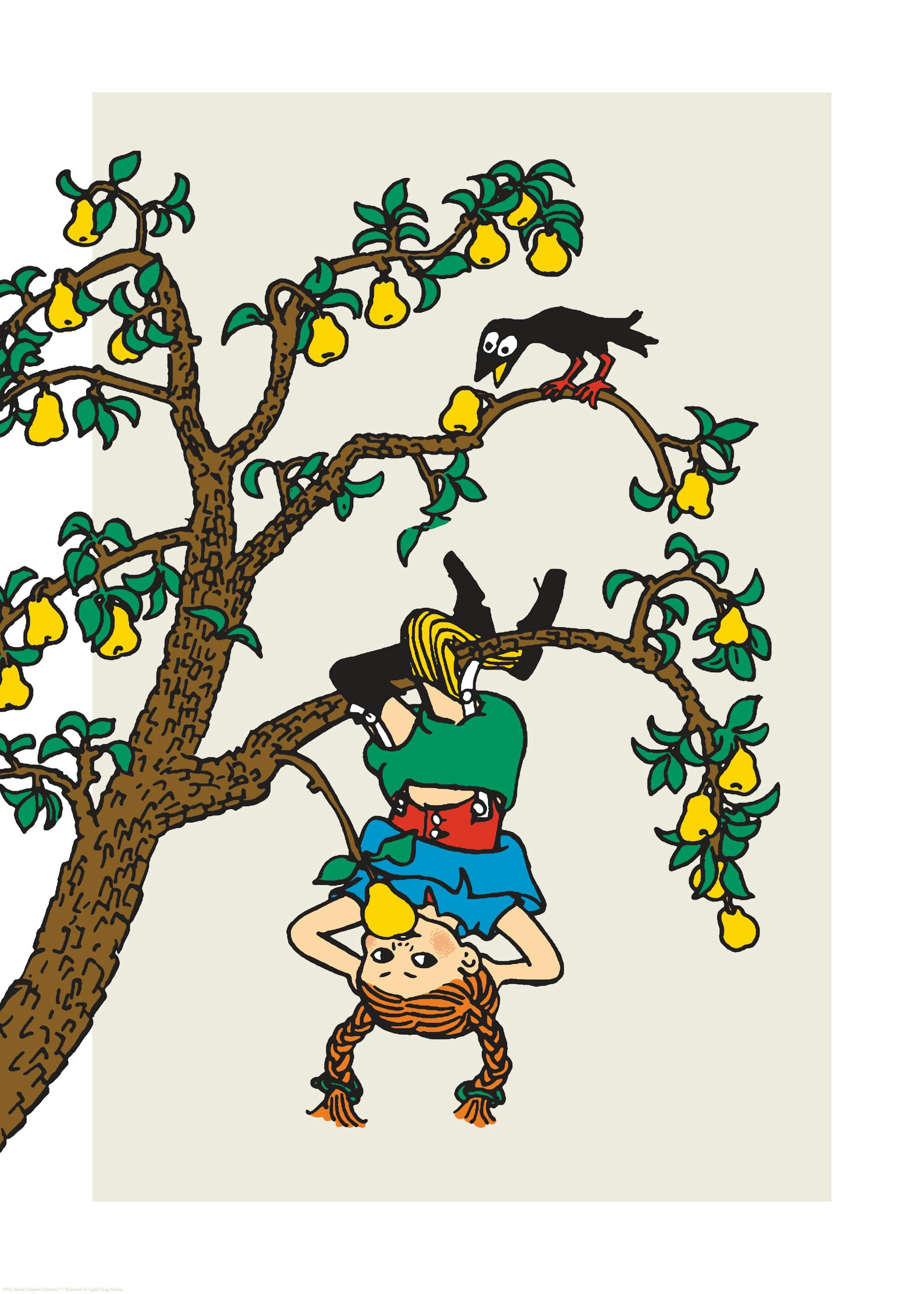 Pippi Calzelunghe, con le sue trecce rosse, appesa a testa in giù a un albero di pere, con un corvo nero che la osserva