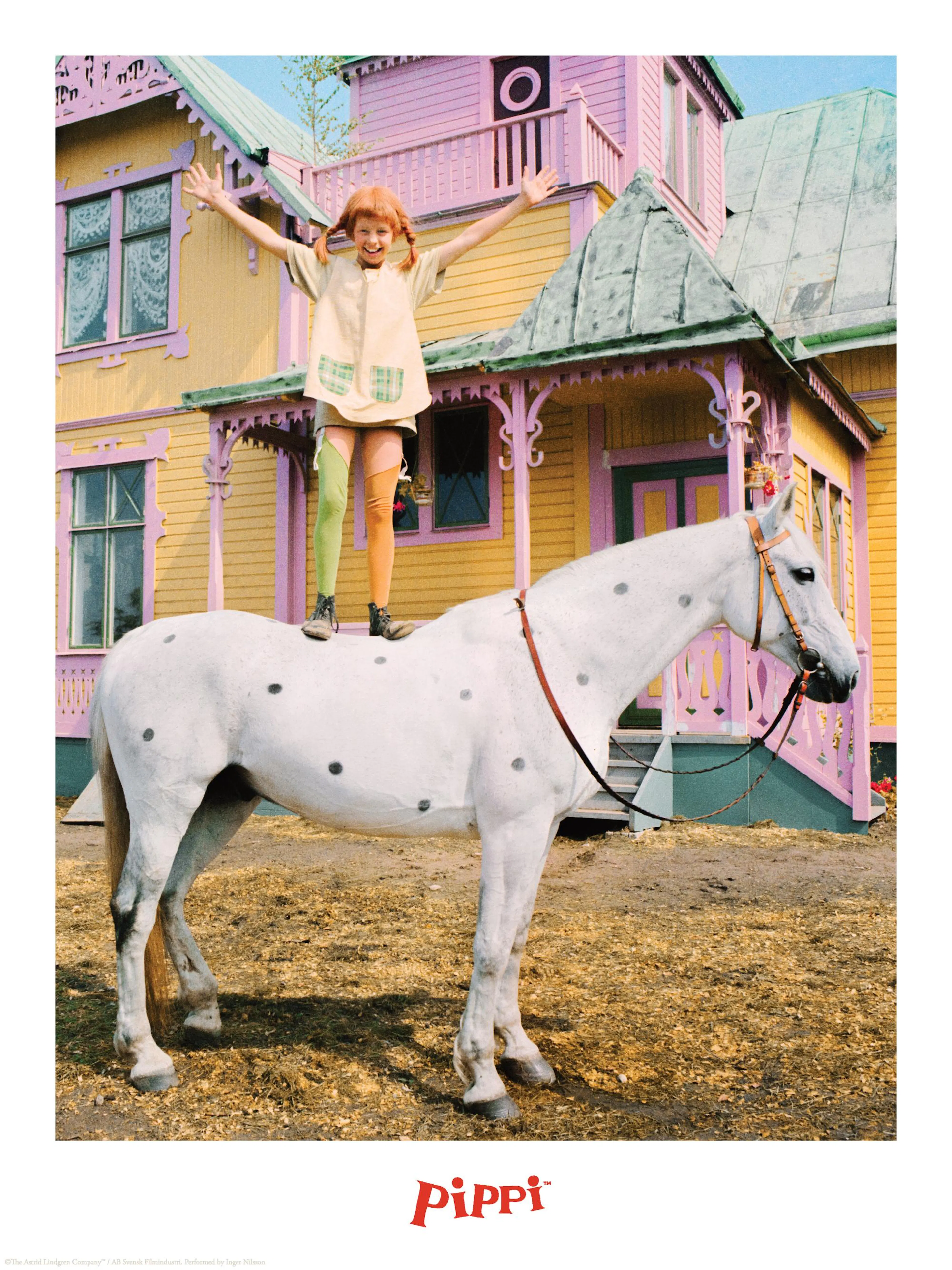 Pippi Långstrump står på Lilla Gubben framför Villa Villekulla. En ikonisk barnposter med Pippi på hästryggen.