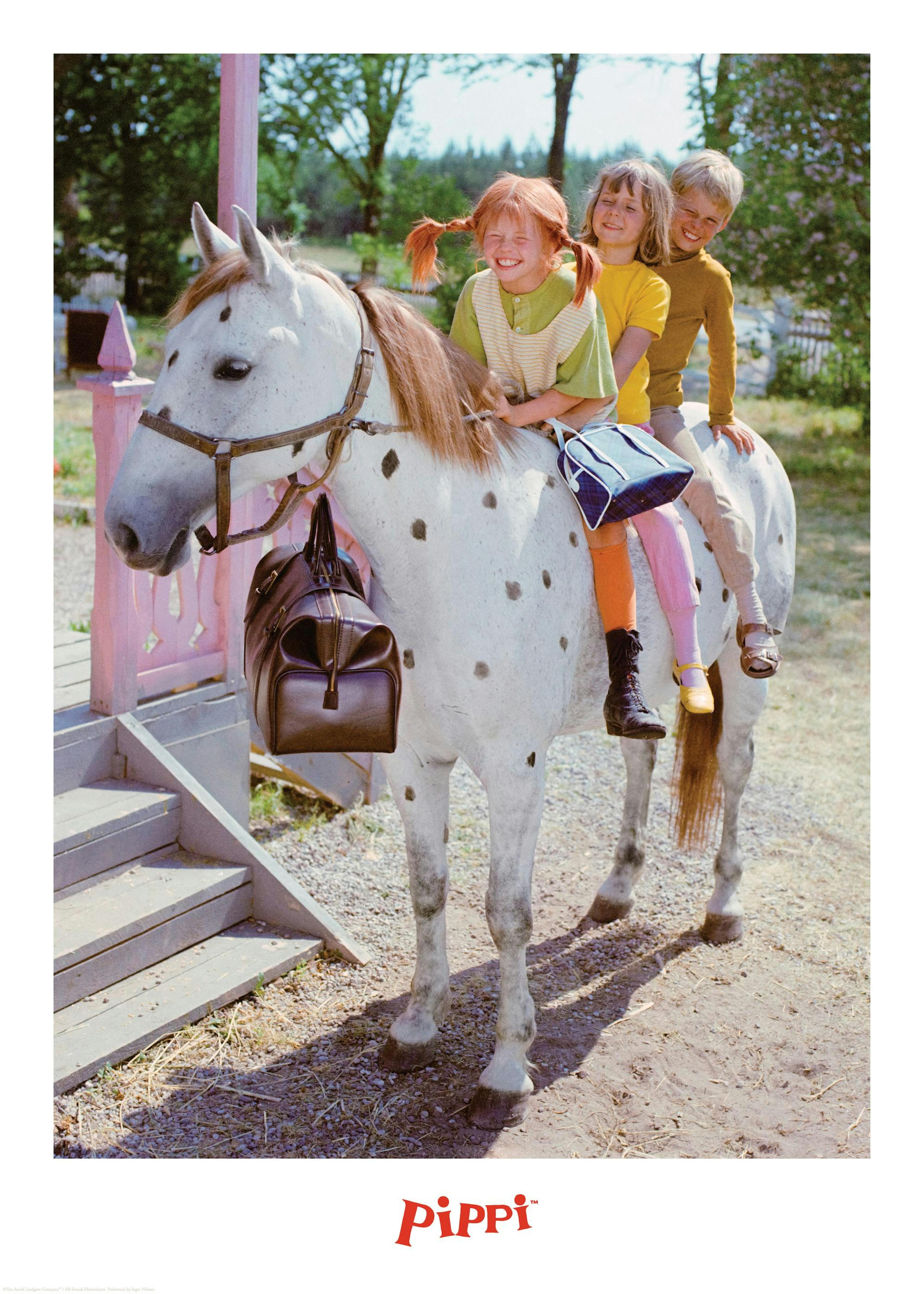 Affiche de Fifi Brindacier, Annika et Tommy souriants, chevauchant un cheval blanc tacheté de noir avec une sacoche
