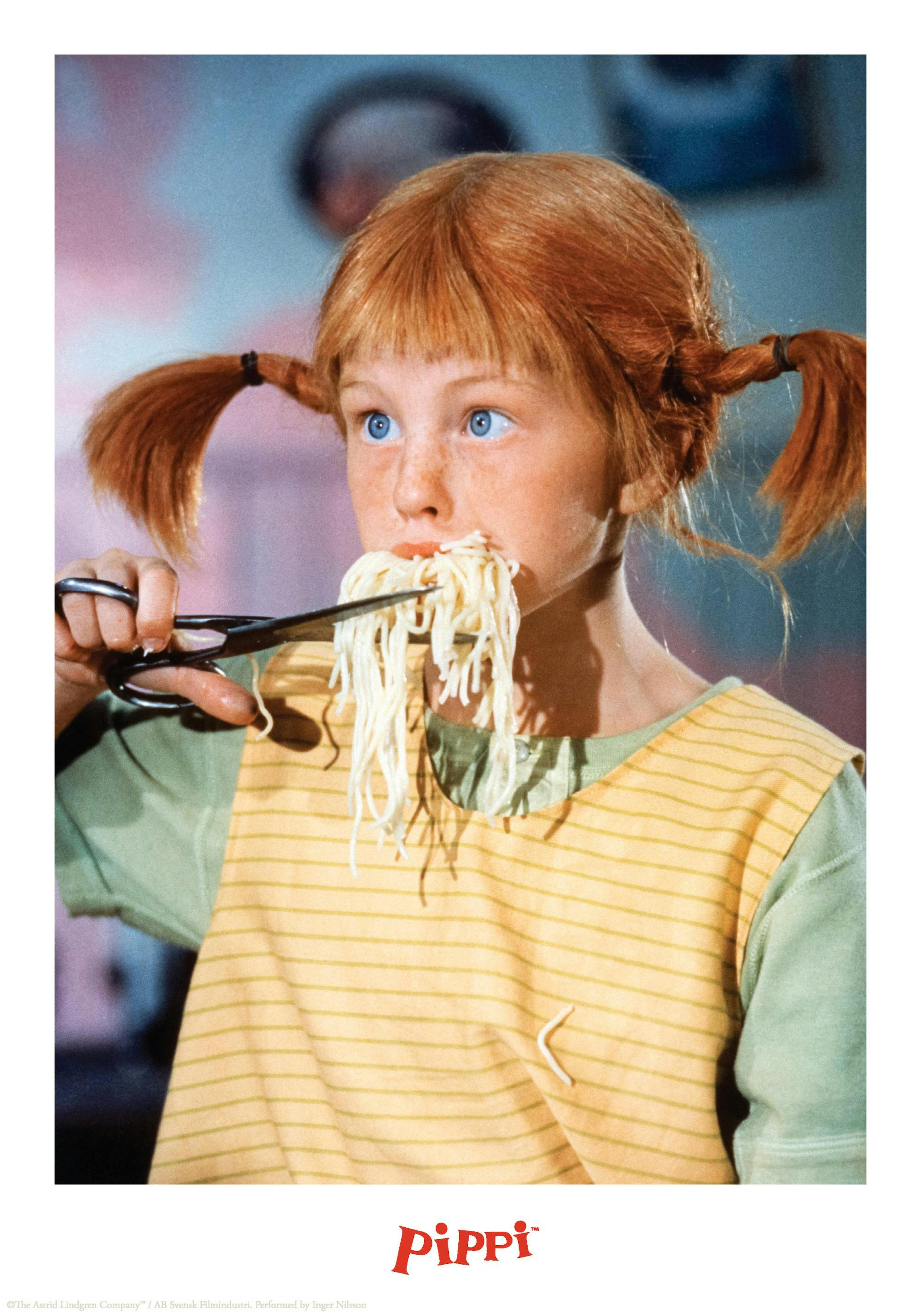 Póster de Pippi Calzaslargas cortando espaguetis con tijeras, con ojos azules y pecas, vestida con un peto amarillo sobre una ca