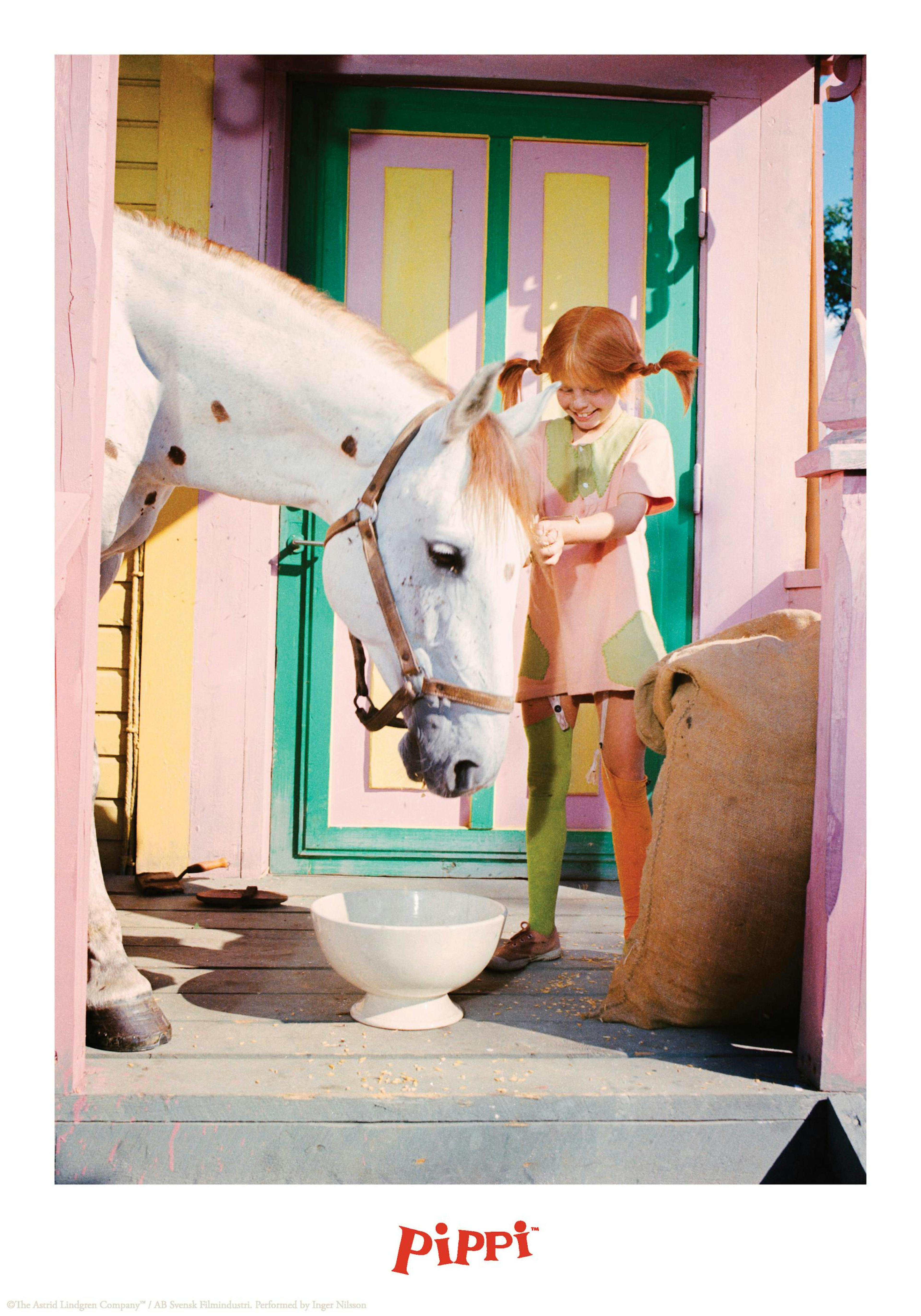 Affiche colorée de Fifi Brindacier avec un cheval blanc devant une maison multicolore