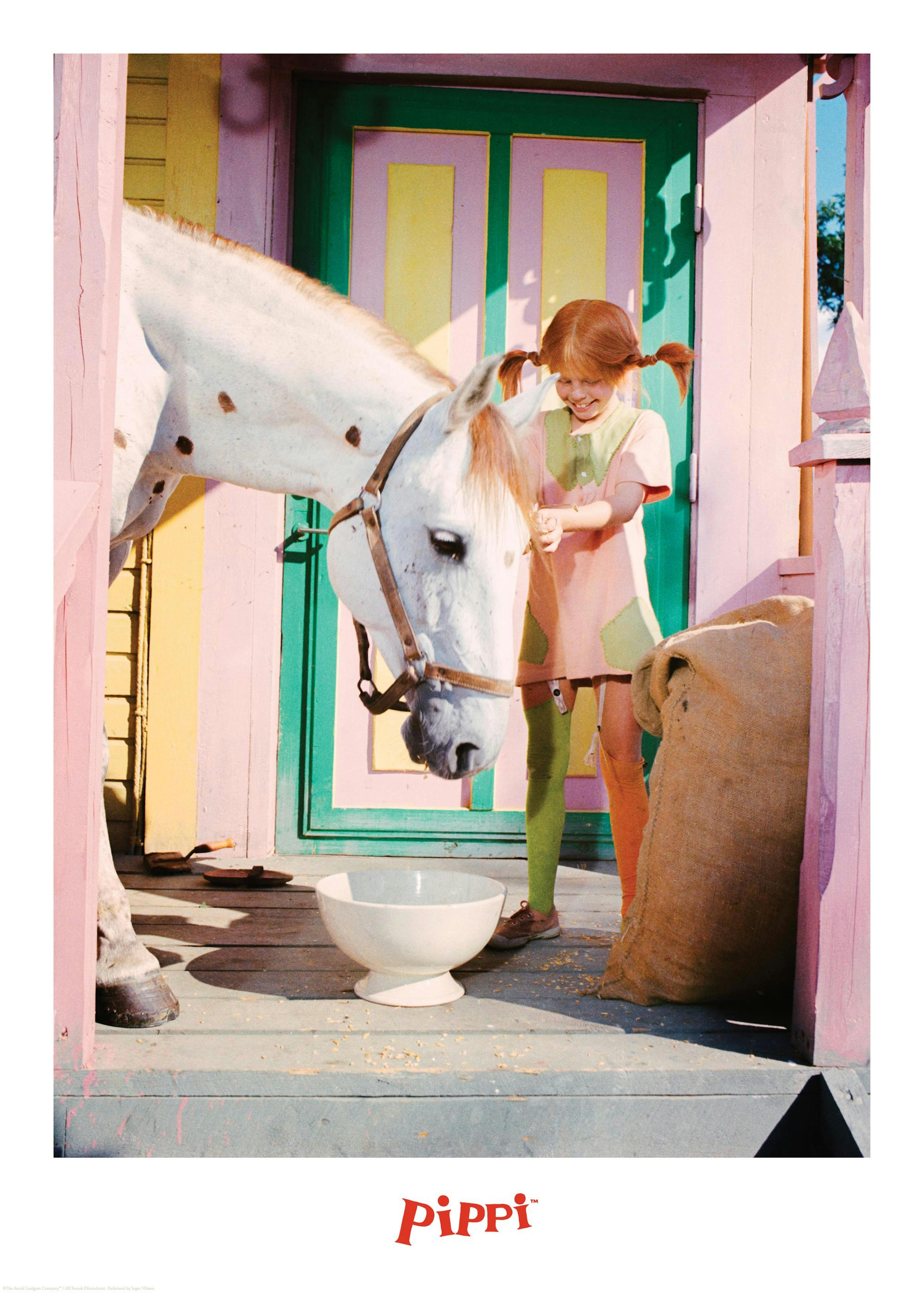 Affiche de Fifi Brindacier avec un cheval blanc, devant une maison multicolore, la fille sourit en caressant le cheval.