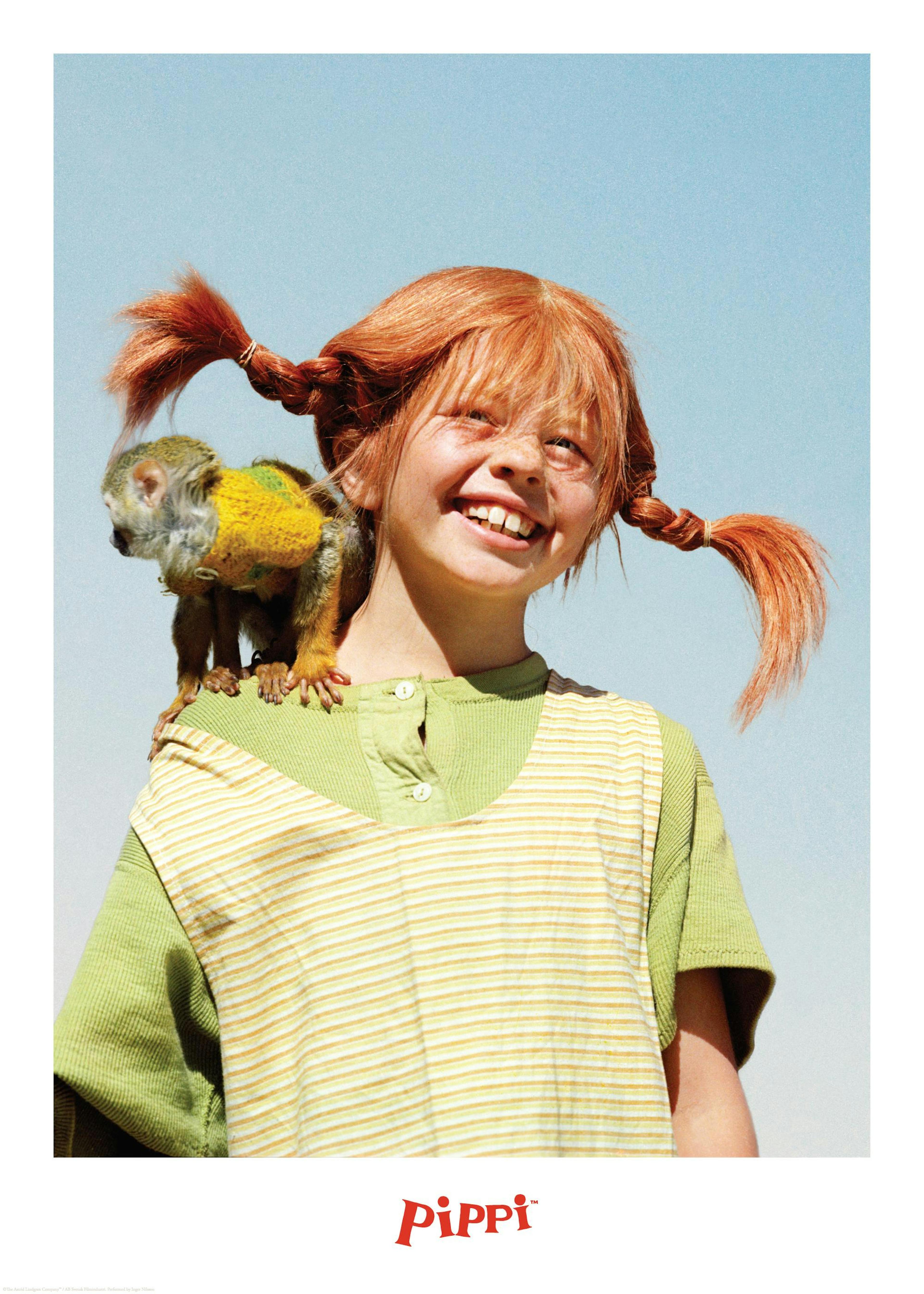 Pippi Langstrumpf lachend mit Herrn Nilsson auf ihrer Schulter, vor hellblauem Hintergrund. Kinderposter.