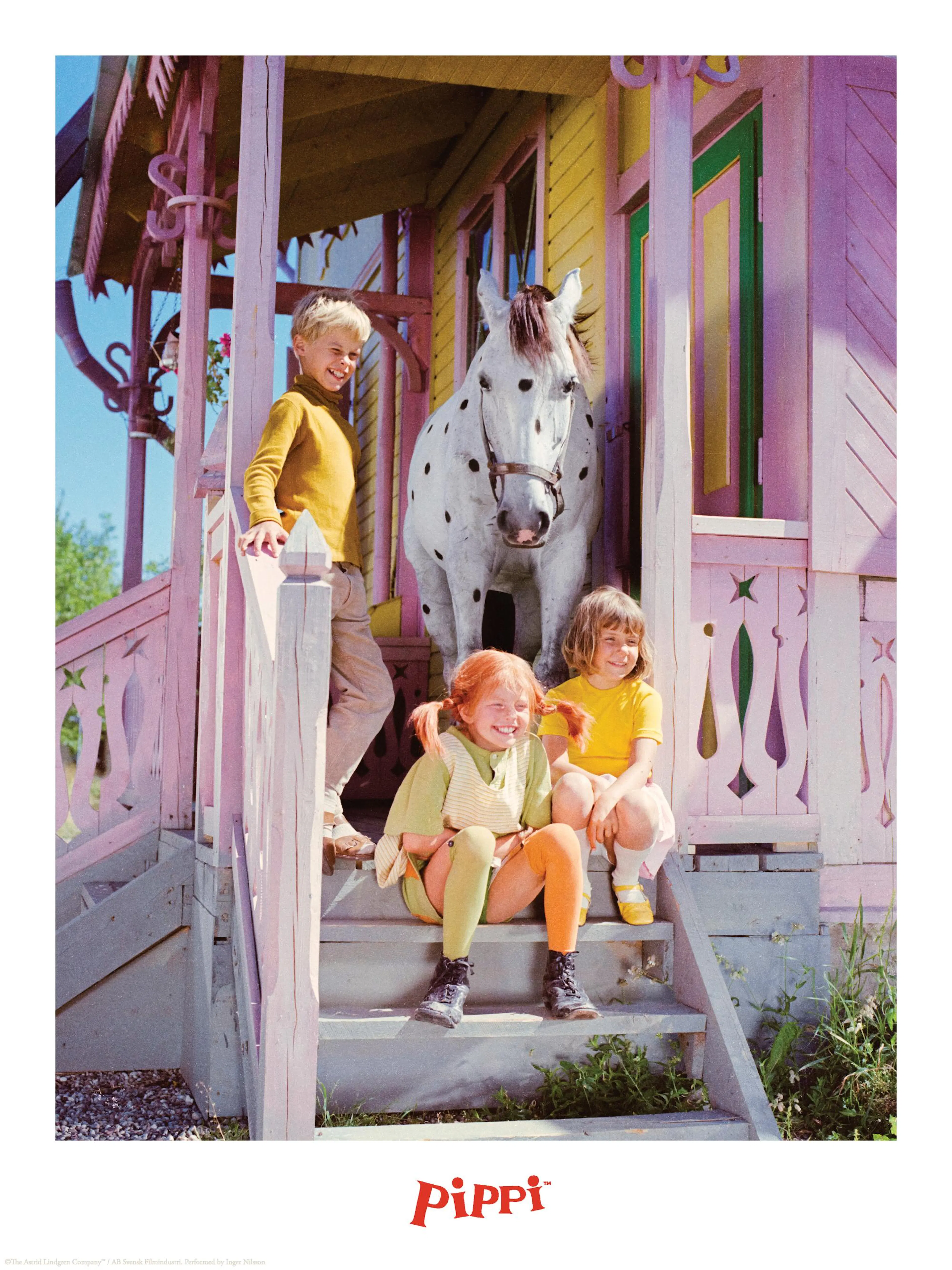 En poster som föreställer Pippi Långstrump med Tommy och Annika, samt Lilla Gubben, på en färgglad trappa.