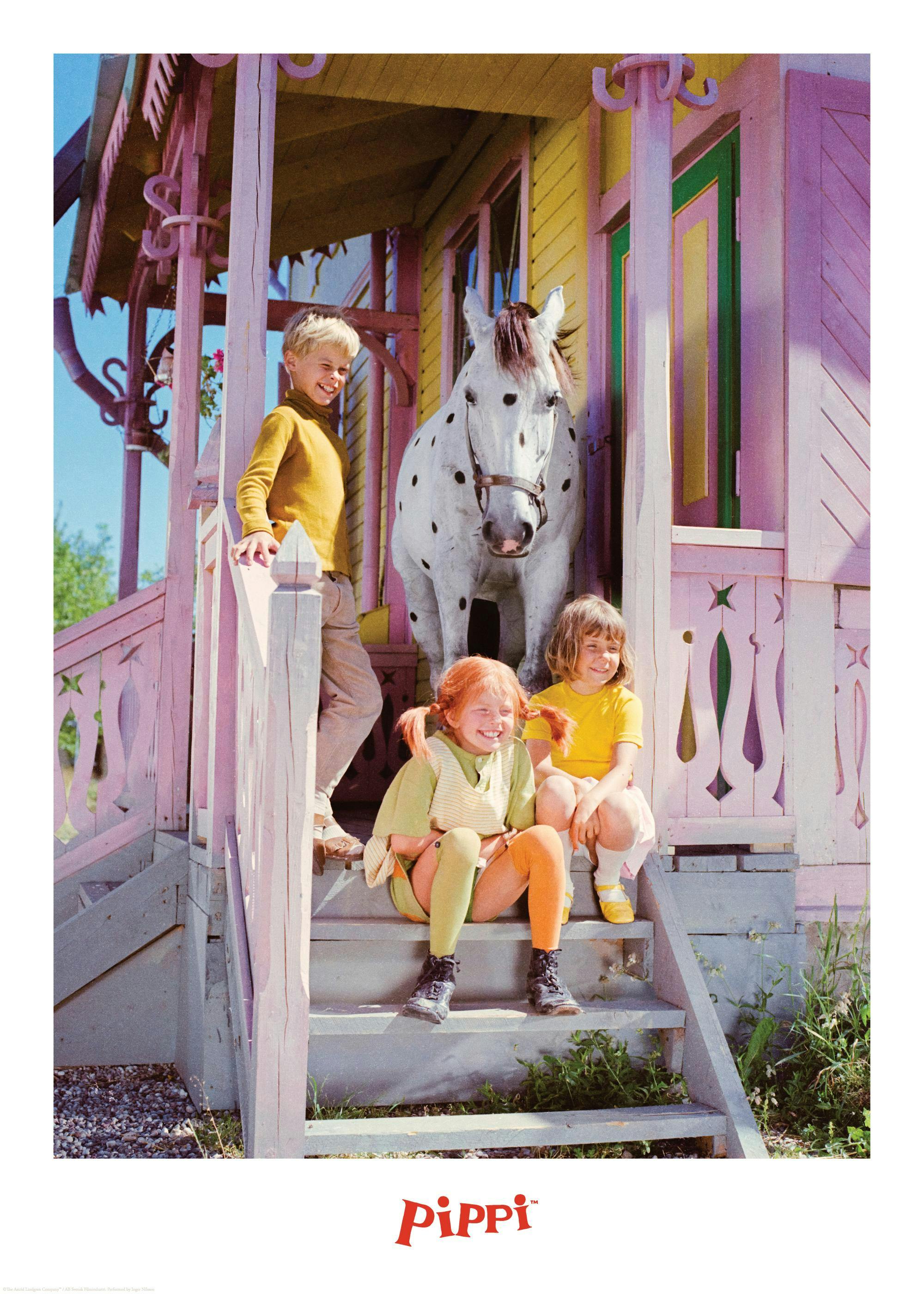 En plakat af Pippi Langstrømpe, Tommy og Annika med hesten, Lilla Gubben, foran Villa Villekulla.