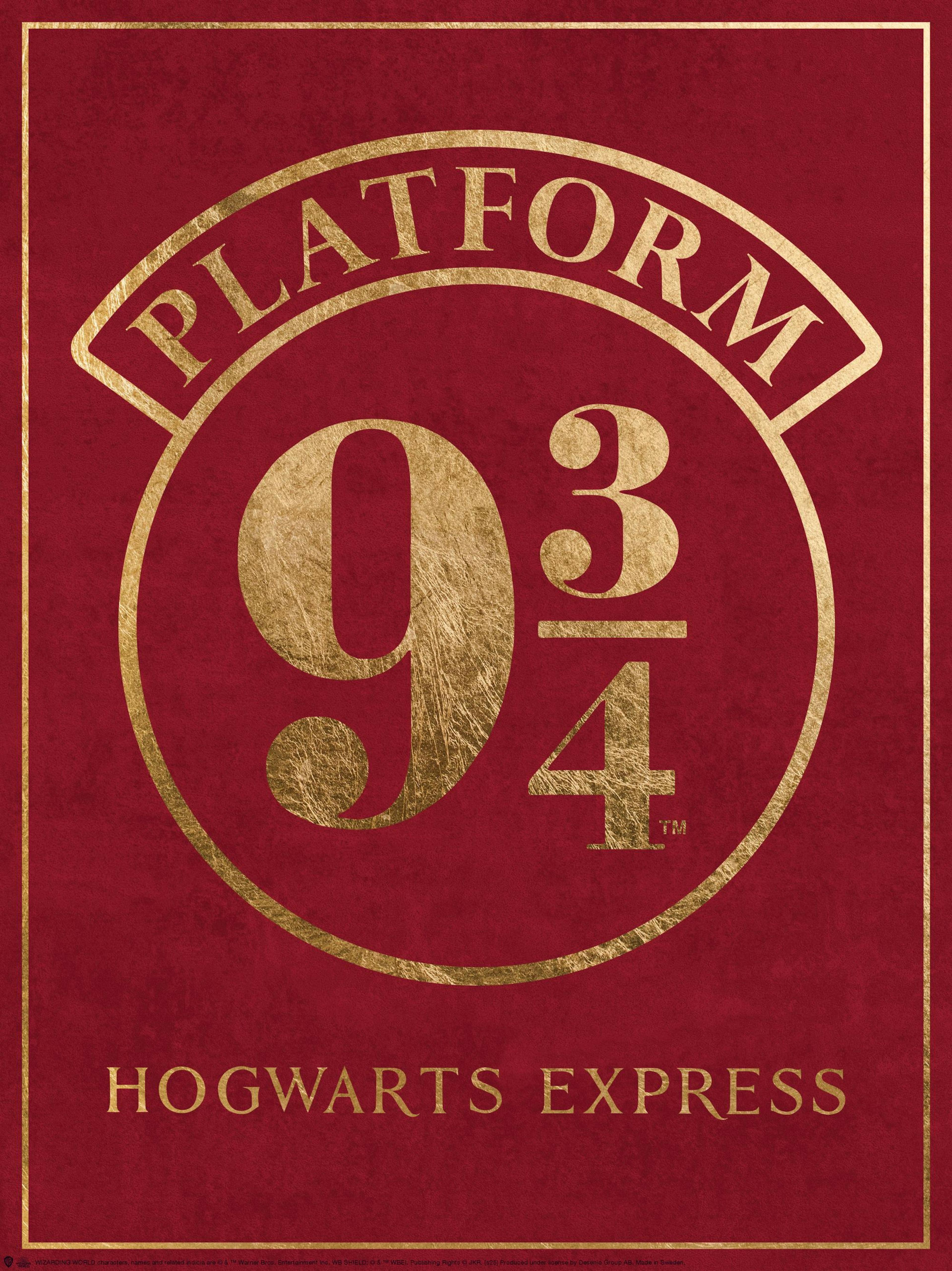 Poster Harry Potter con binario 9 3/4 e testo dorato su sfondo bordeaux, stile vintage.