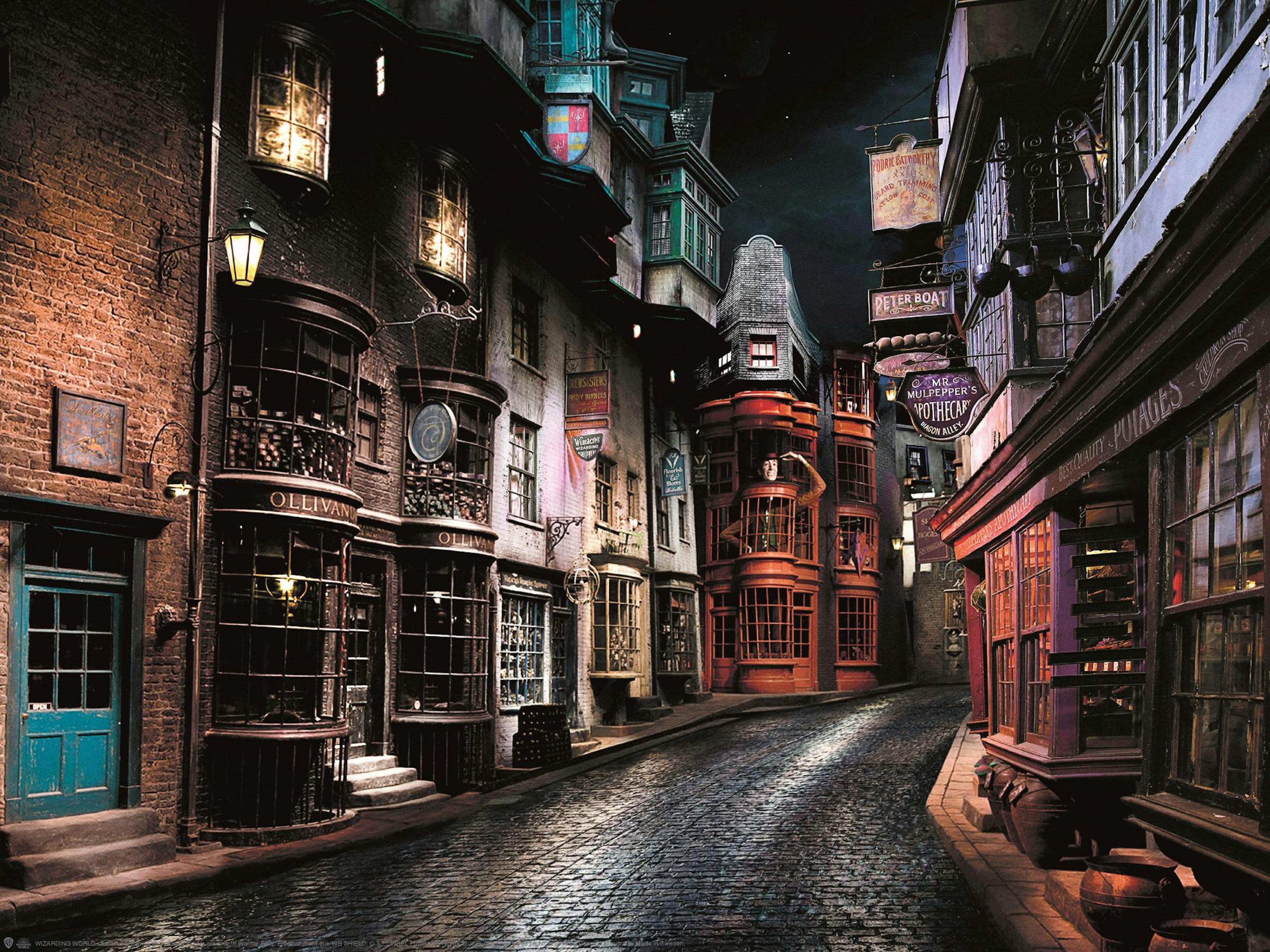 Harry Potter Winkelgasse Poster bei Nacht, kopfsteingepflasterte Straße, alte Gebäude mit beleuchteten Fenstern und Schaufenster