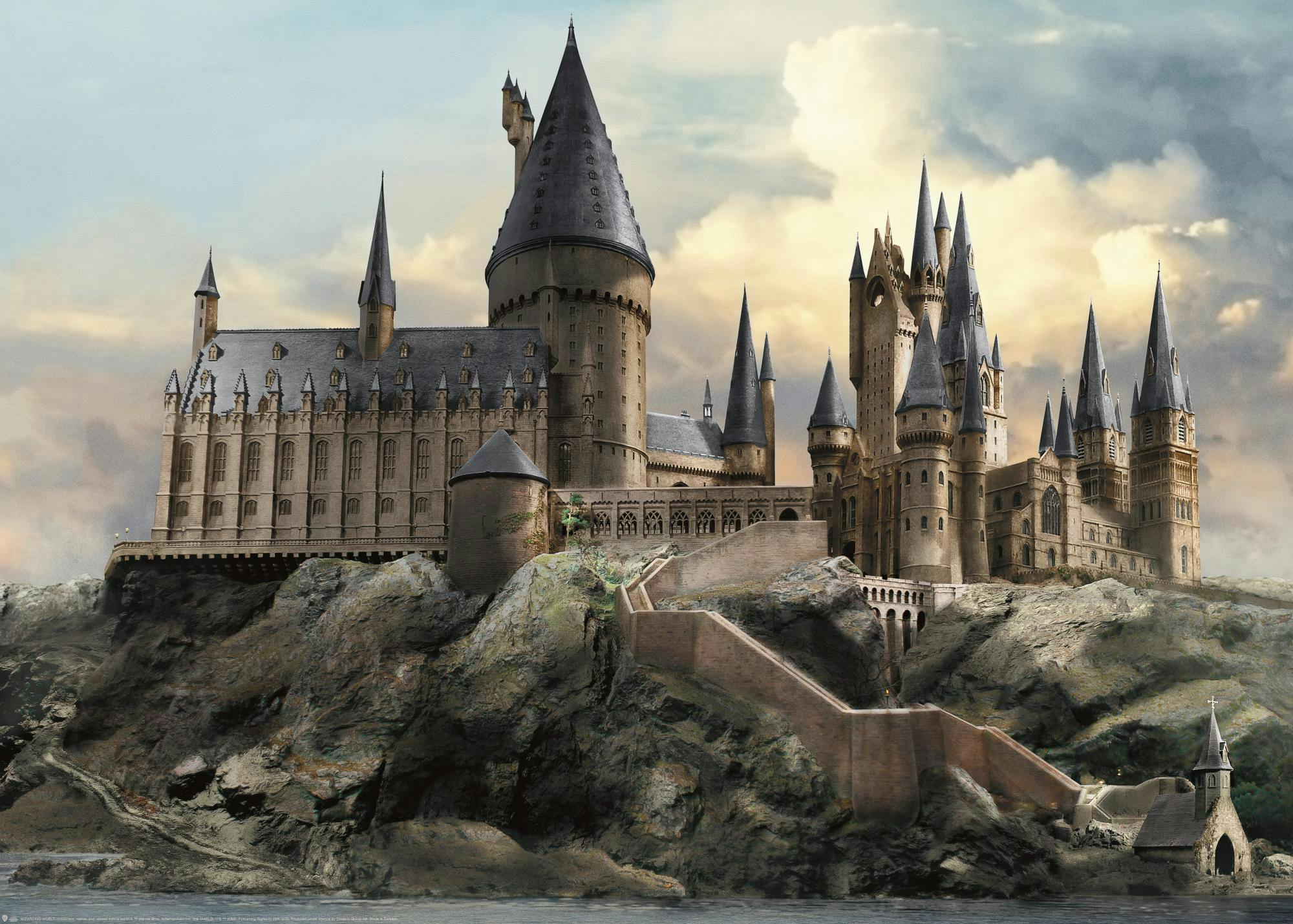 Póster de Harry Potter con el castillo de Hogwarts sobre una colina rocosa y un cielo nublado, efecto granulado.
