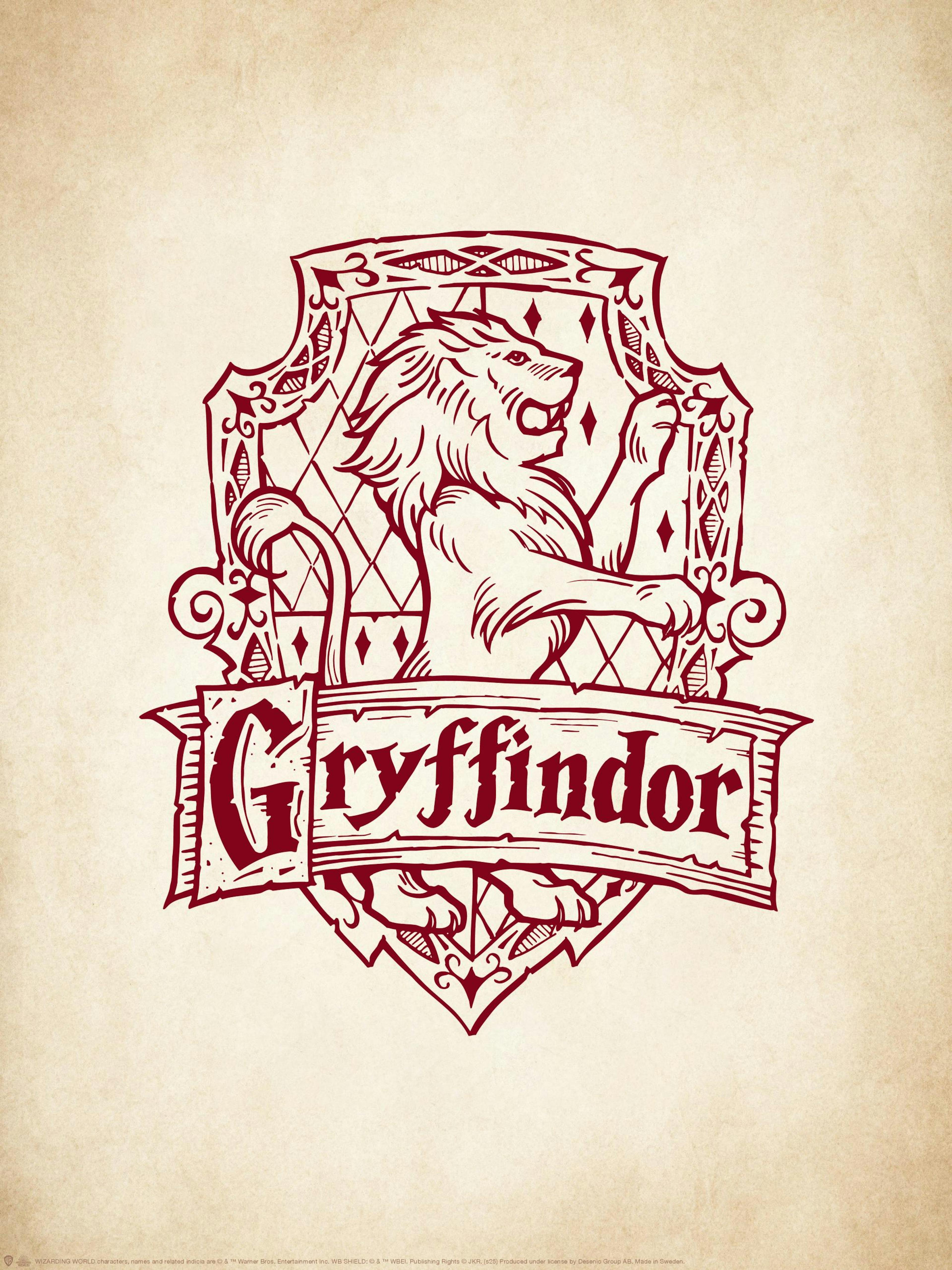 Póster Harry Potter Gryffindor con escudo burdeos y león, fondo beige envejecido. Ideal para fans de Hogwarts.