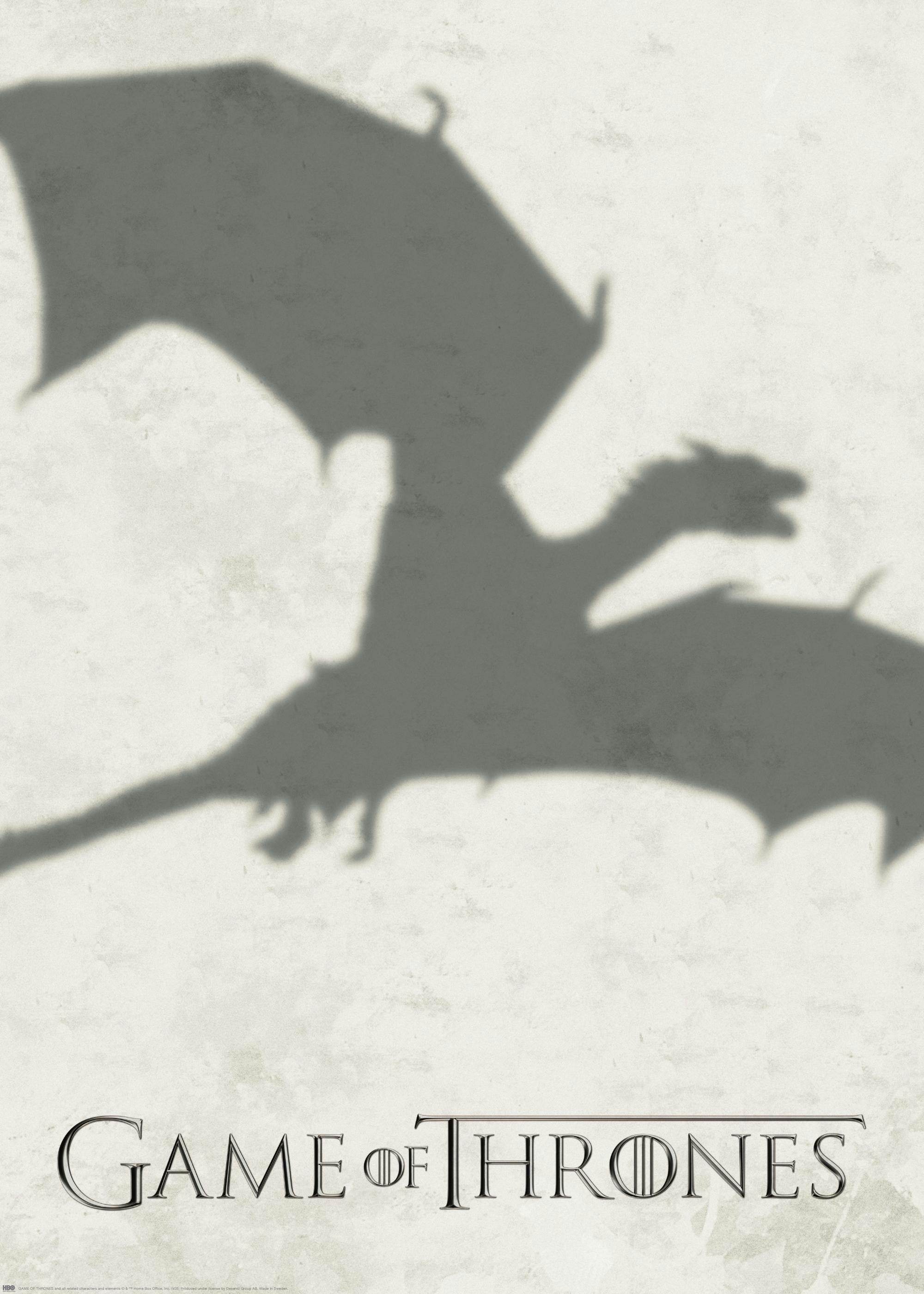 Affiche Game of Thrones avec lombre floue dun Dragon en vol sur un fond gris clair, texte Game of Thrones en bas.