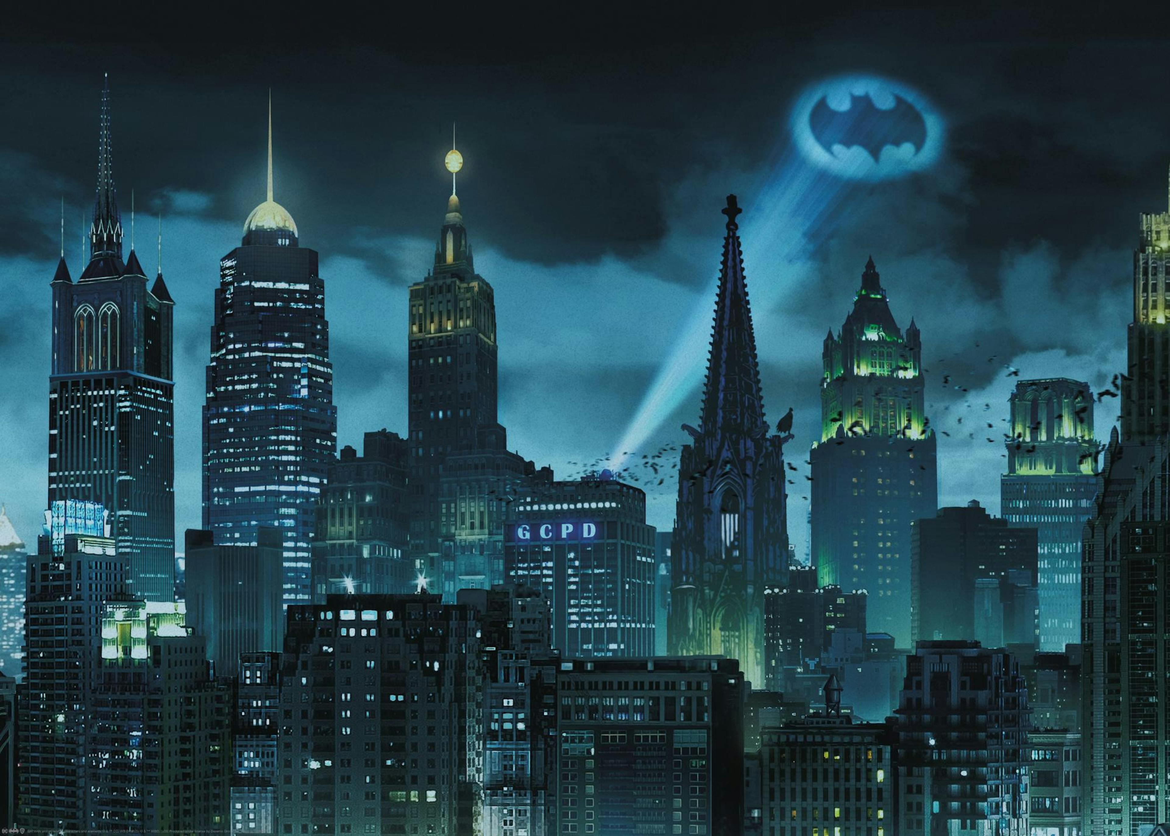 Póster panorámico de la oscura ciudad de Gotham con el Bat-señal iluminando el cielo y edificios góticos de Batman.