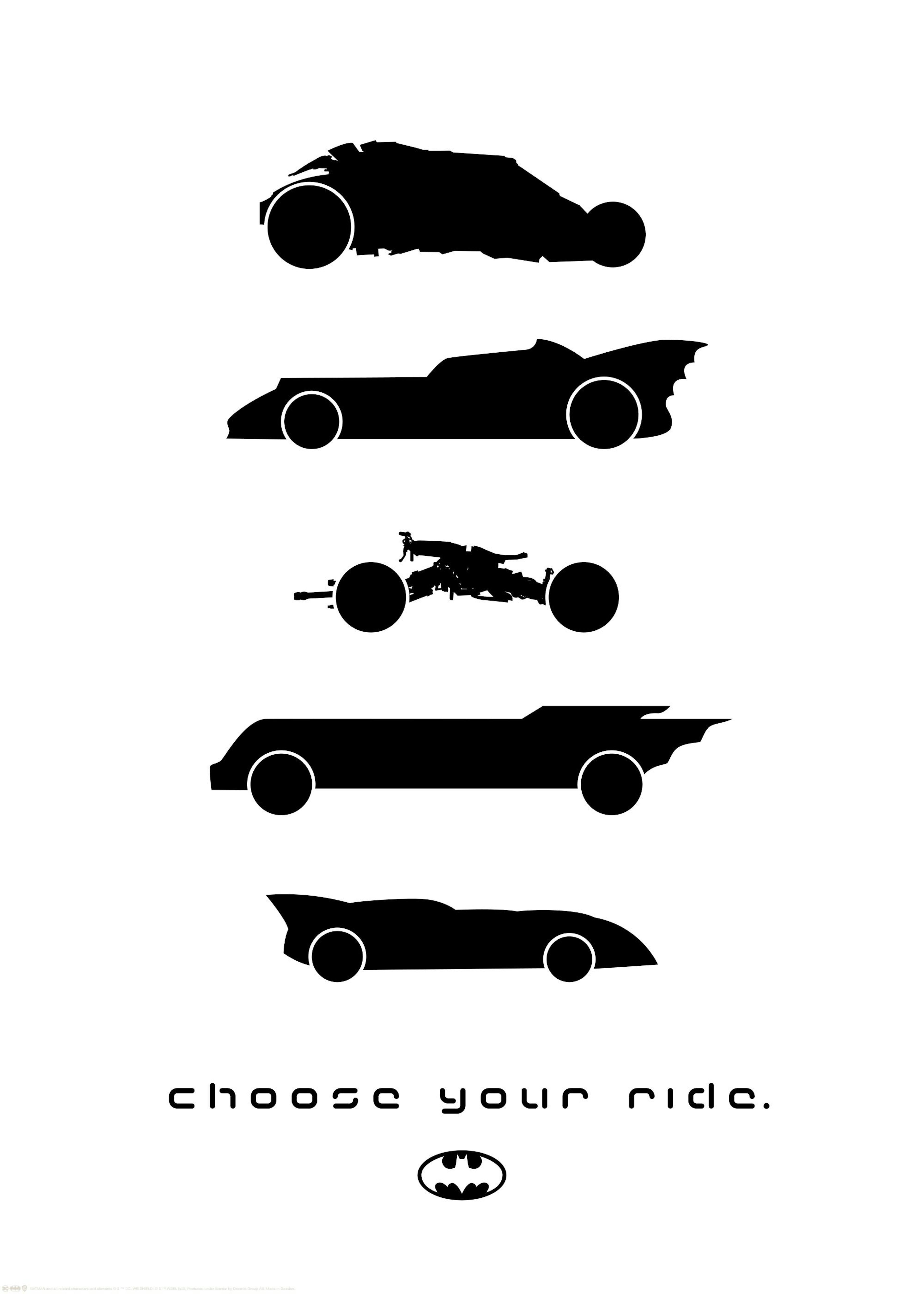 Batman Choose Your Ride plakat med silhuetter av fem Batmobiler og Batman-logoen mot hvit bakgrunn.